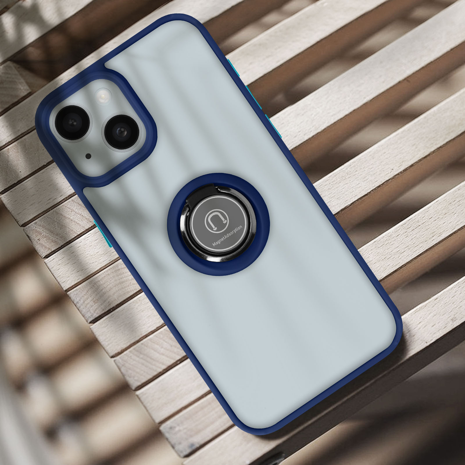 Une coque de téléphone gris clair avec bordure bleue et support anneau sur bois.