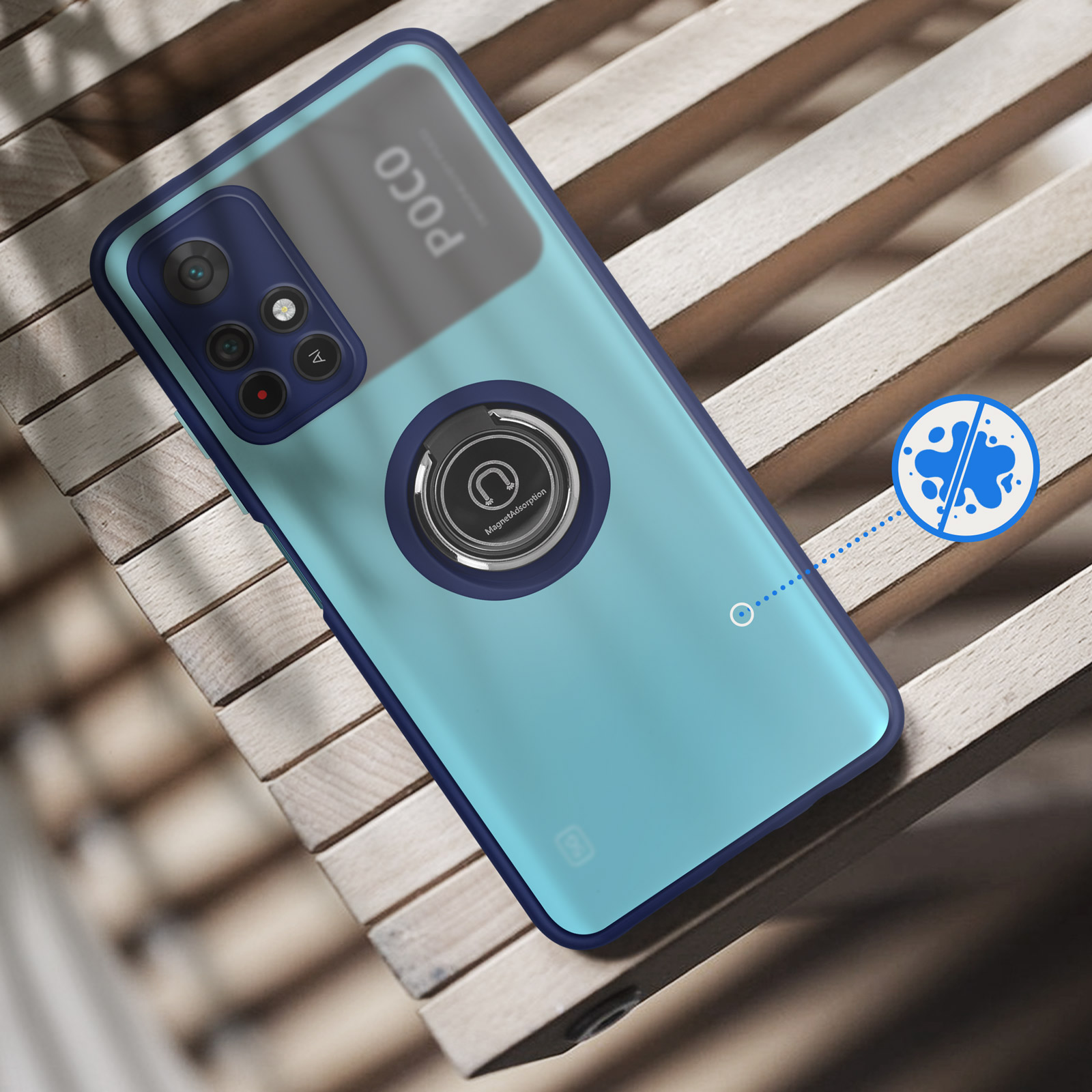 Een teal telefoonhoes met donkerblauw frame en camerablok op hout.