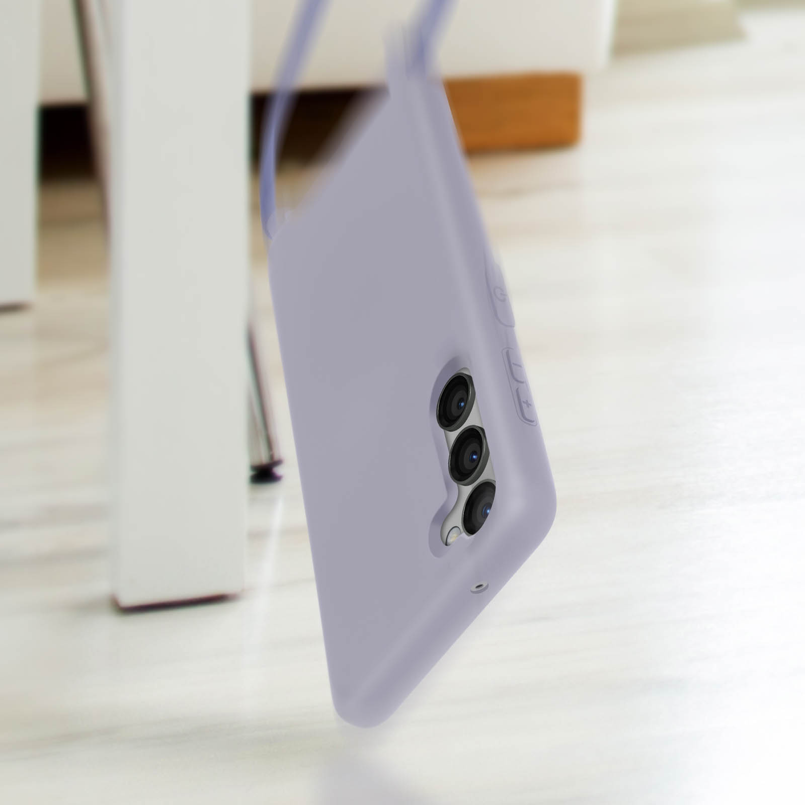 Una custodia viola lavanda con tre fotocamere pende da un laccio.