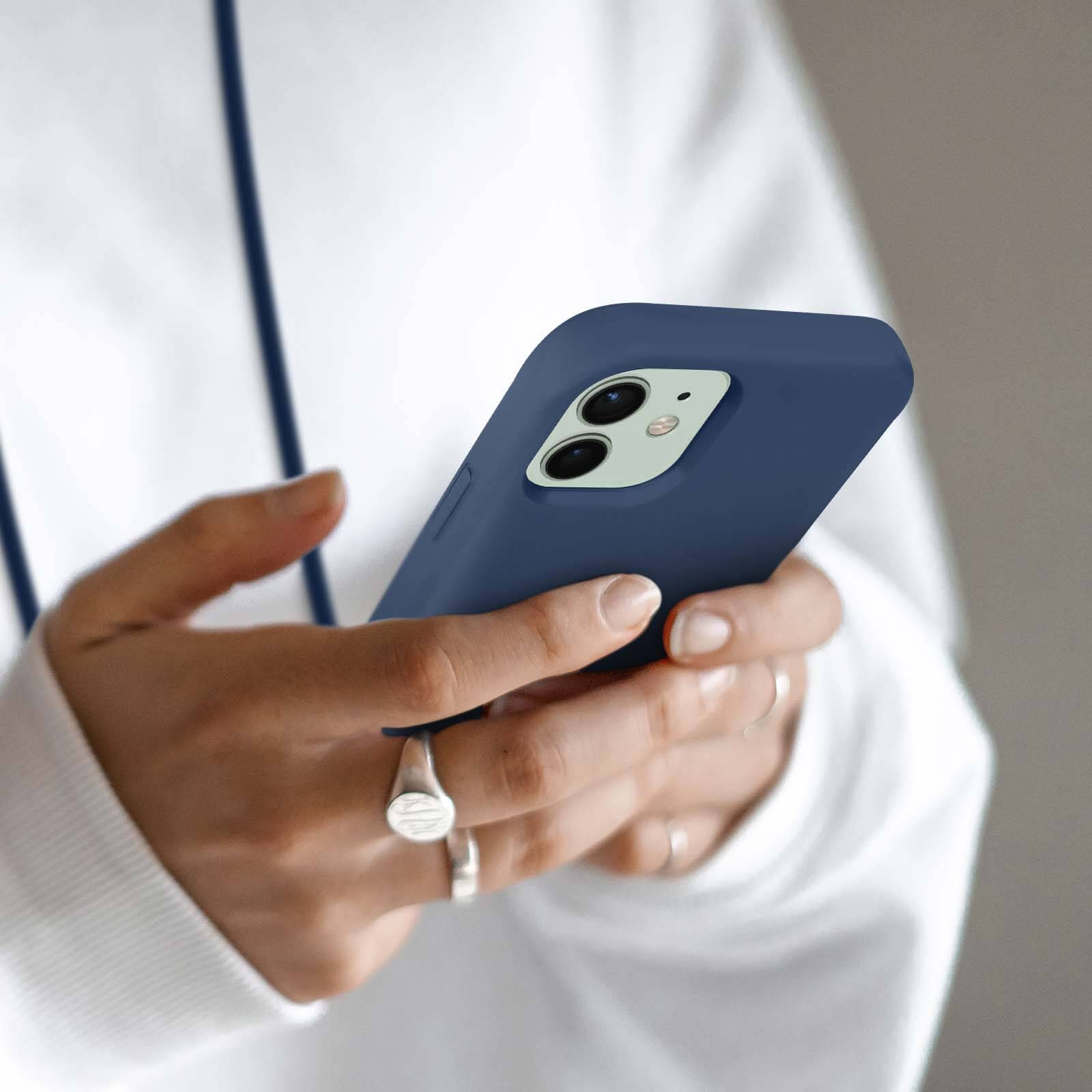 Eine Person hält ein blaues Smartphone mit zwei Kameras in der Hand.