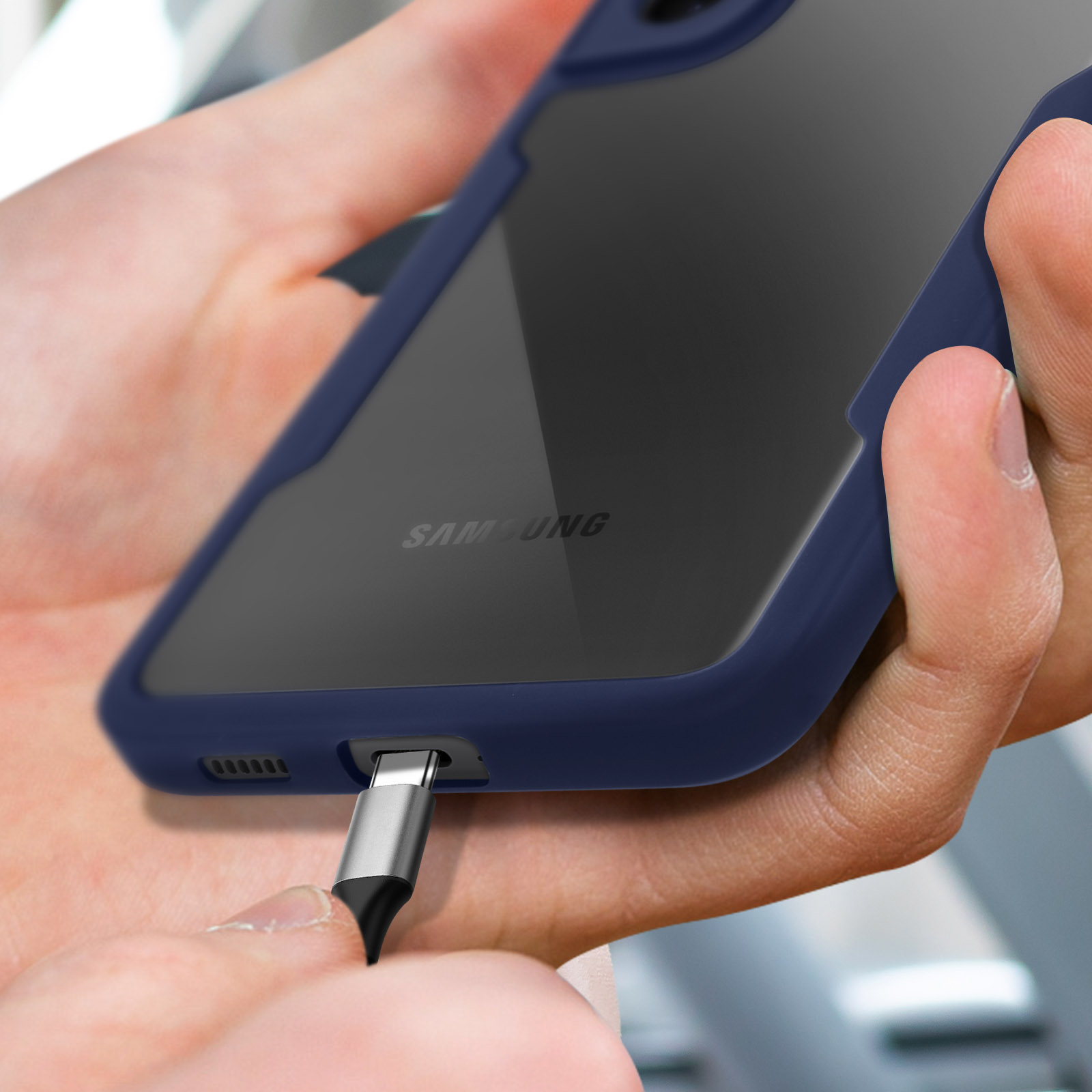 Persoon sluit een oplaadkabel aan op een blauwe Samsung telefoon.