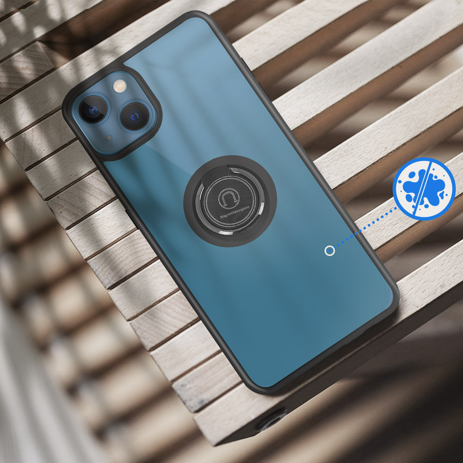 Un téléphone bleu avec un support anneau repose sur des lattes de bois. Une icône montre des éclaboussures.