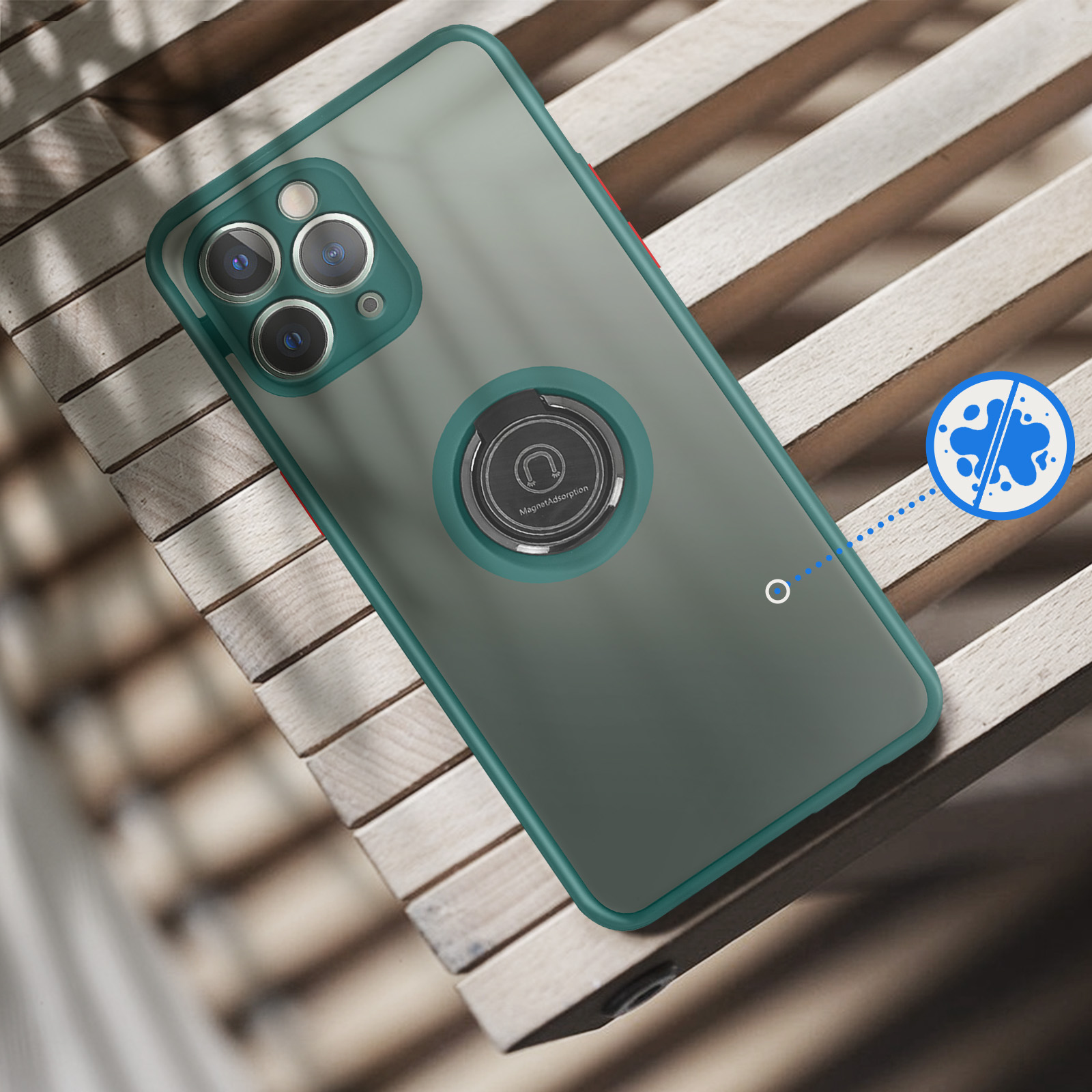 Un telefono in una custodia con anello porta-anello e tre fotocamere su legno.