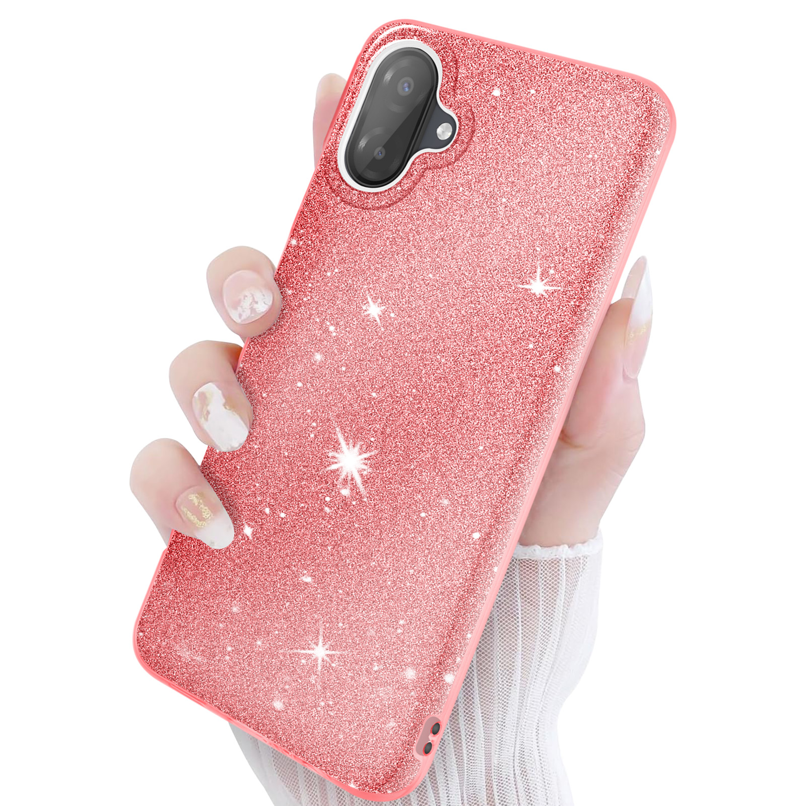 Een hand houdt een roze glitter telefoonhoesje vast met cameralens.