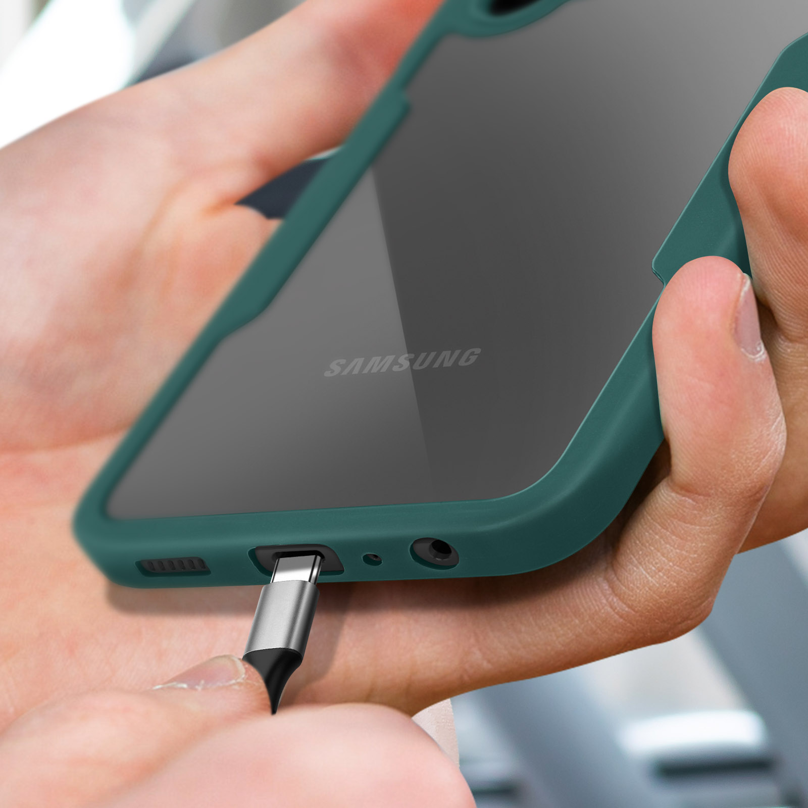 Handen steken een USB-C-kabel in een smartphone met groen hoesje.