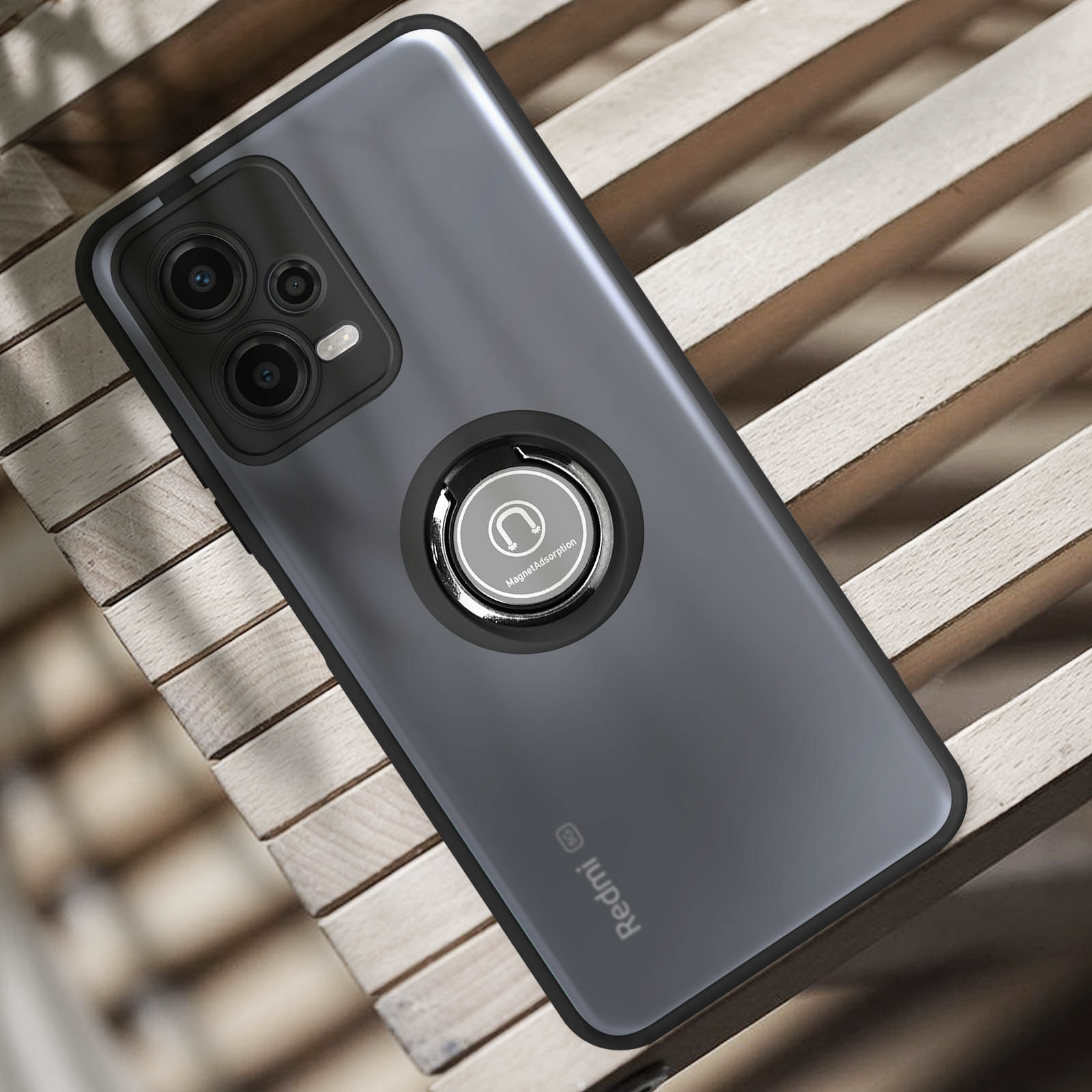 Telefono grigio con anello porta-anello su superficie a doghe di legno.