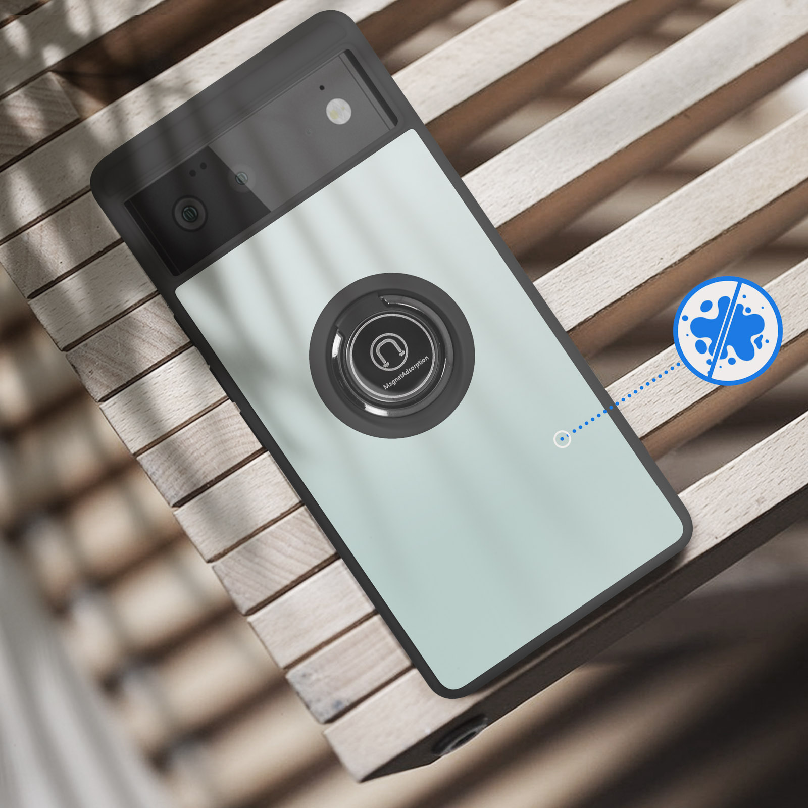 Smartphone met magnetische grip op houten latten, waterplons-icoon.
