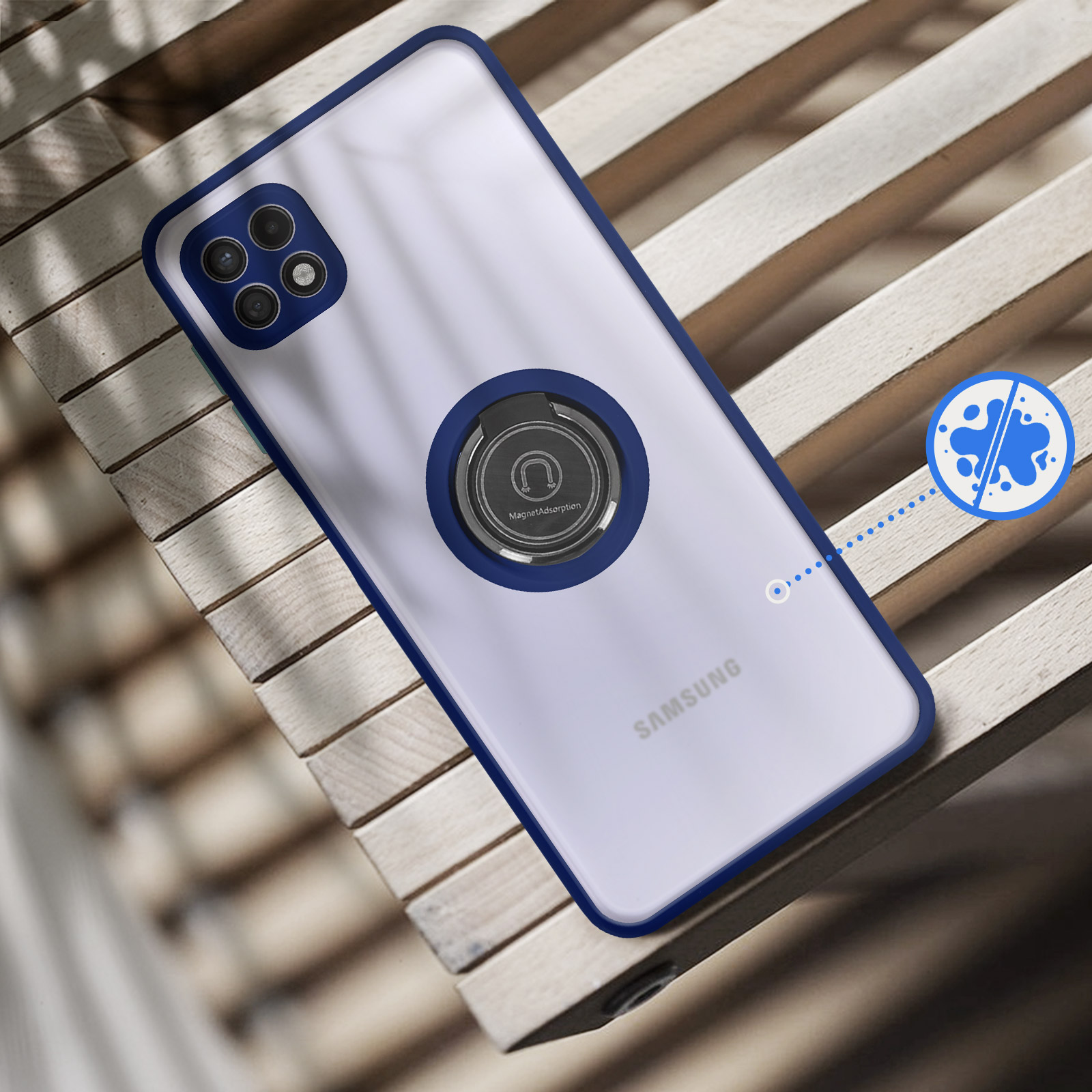 Uno smartphone con bordo blu e anello porta-dita su sfondo legno.