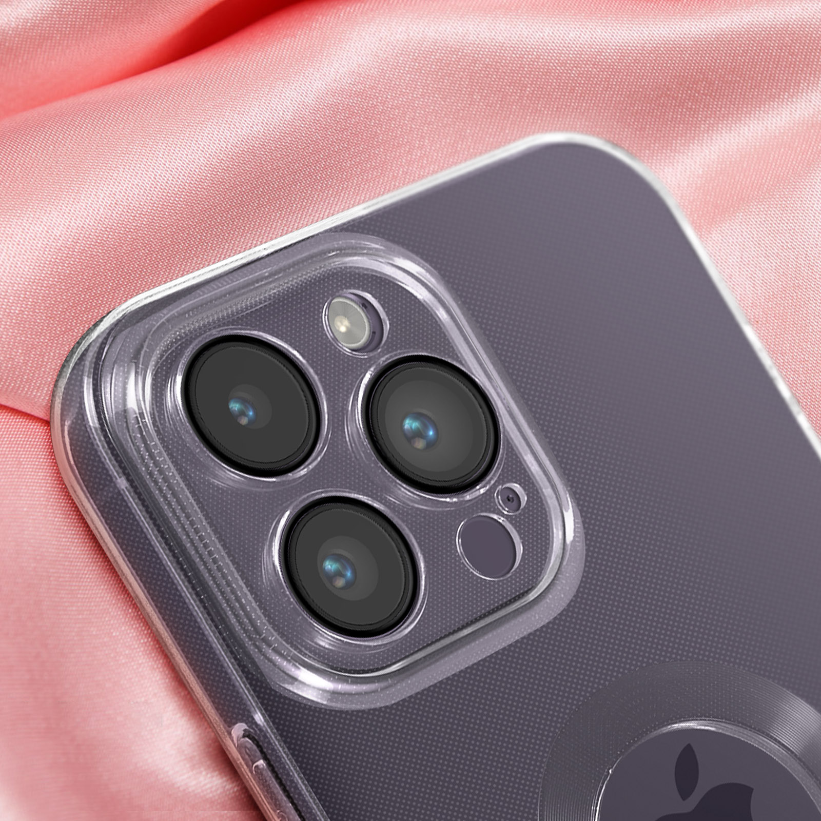 Una cover trasparente per telefono con tre fotocamere su sfondo di raso rosa.