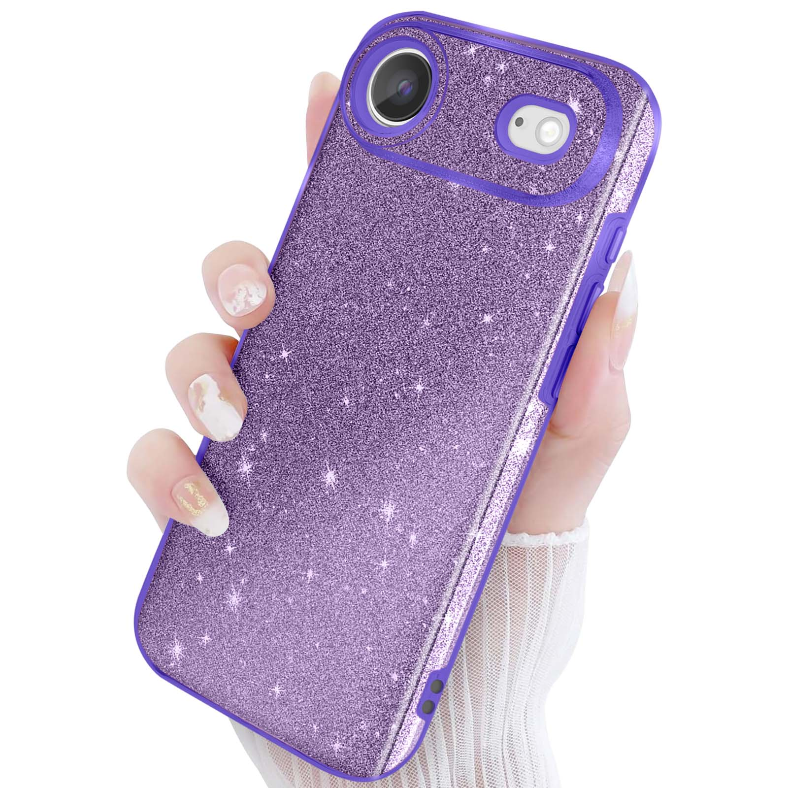 Coque de téléphone violette pailletée avec découpe caméra, tenue par une main.