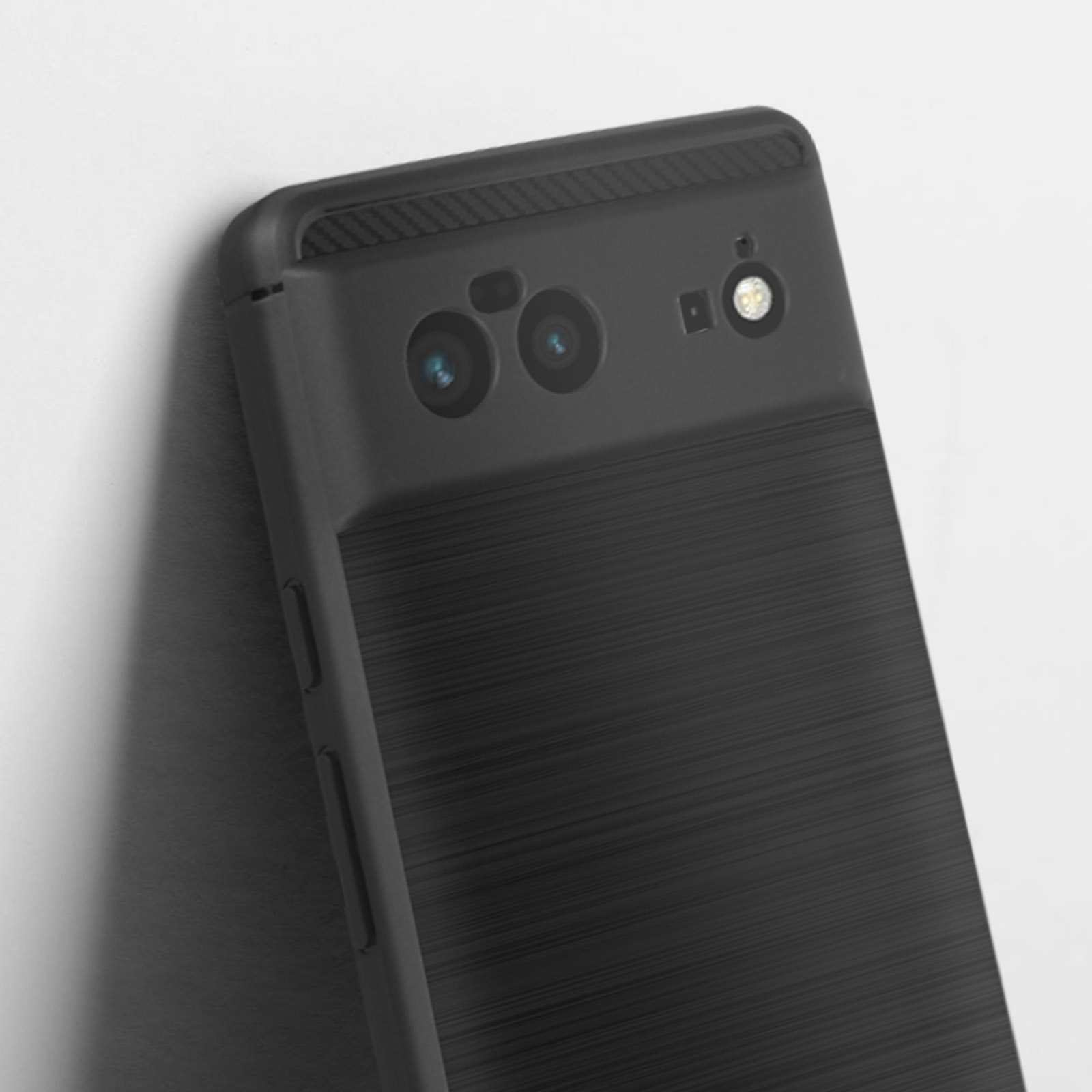Arrière d'un smartphone noir avec trois objectifs et un flash.