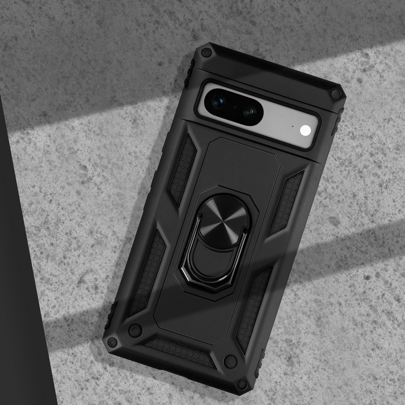 Custodia nera per telefono con anello su superficie di cemento.