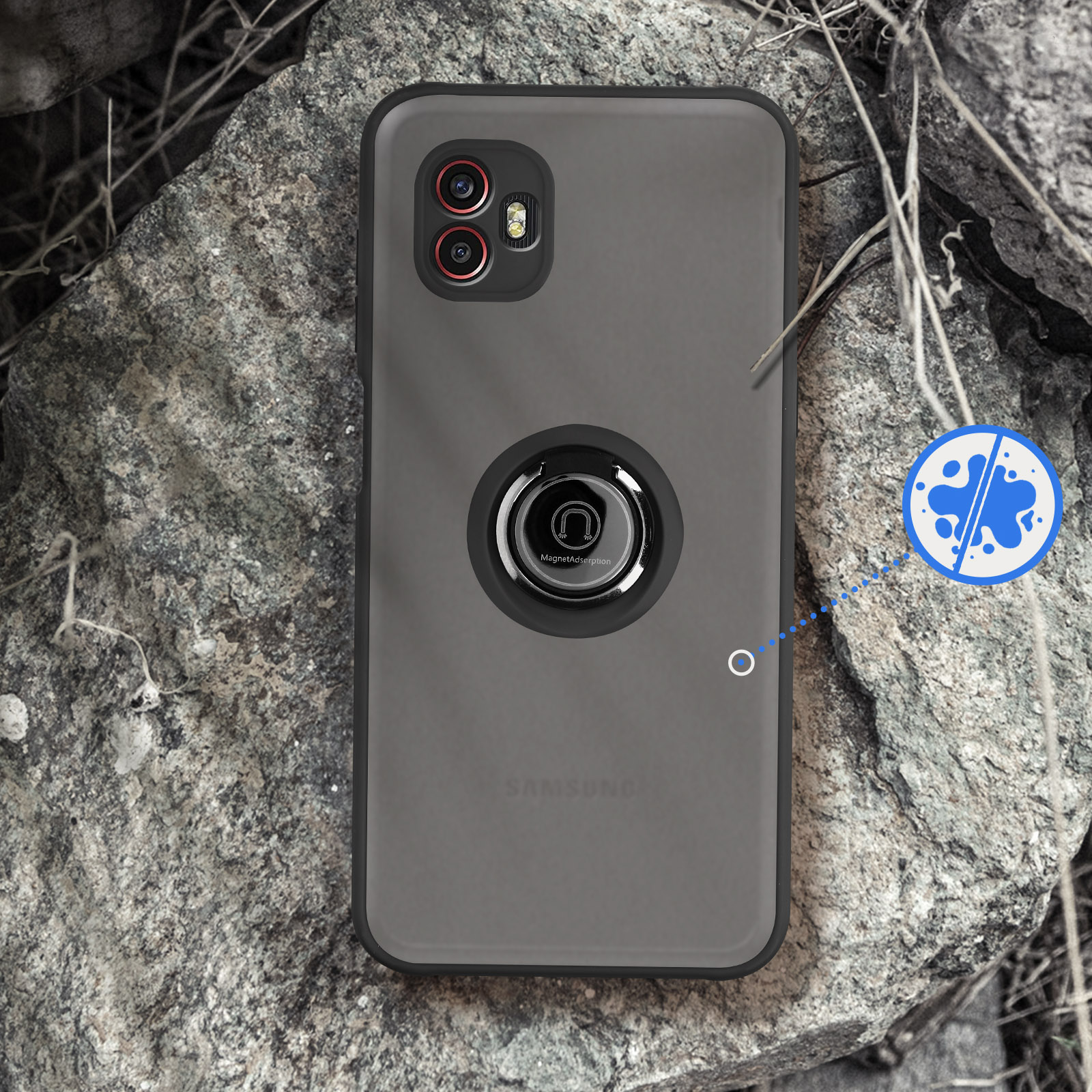 Grijze telefoonhoes met ringhouder en camera's op rotsachtige achtergrond.