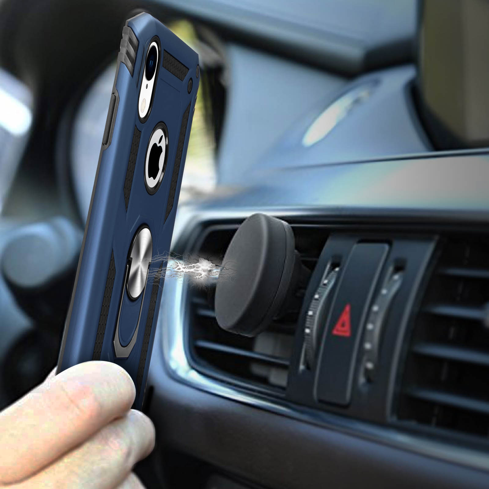 Een hand houdt een blauwe telefoon met ringhouder bij een auto-ventilatieopening met magneet.