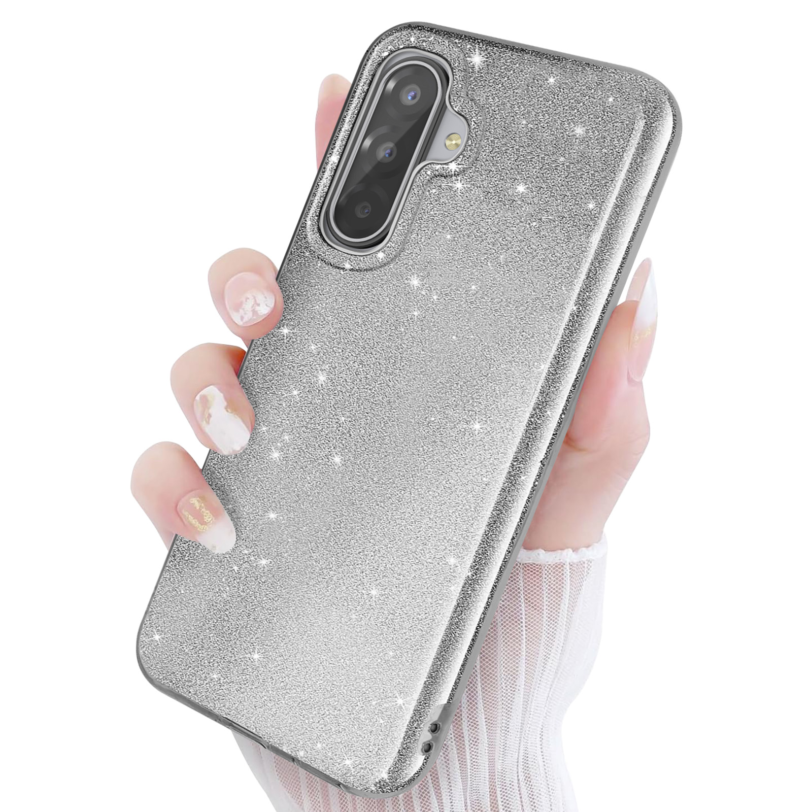 Une main tient une coque de téléphone argentée scintillante avec une unité caméra.