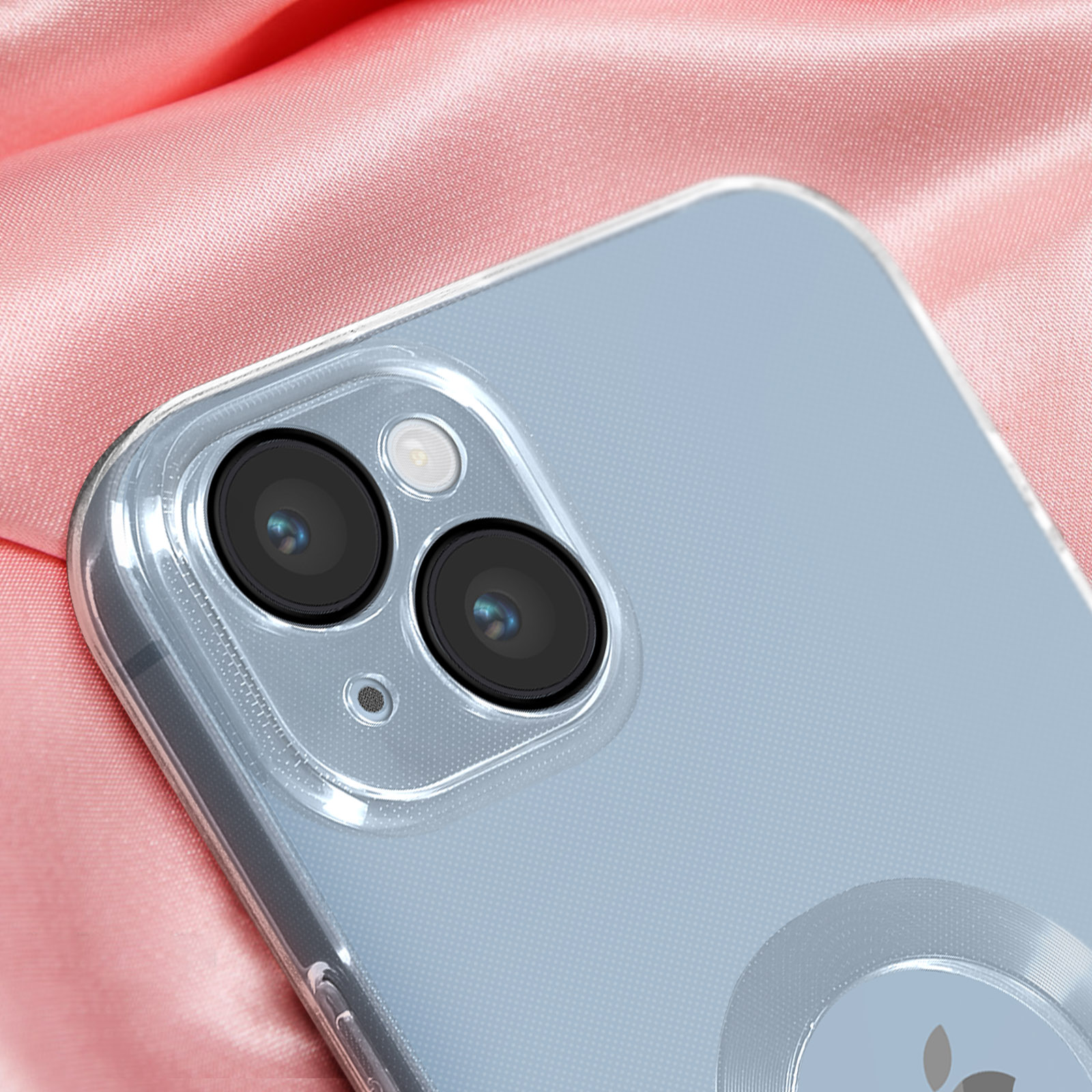 Primo piano di una custodia trasparente per telefono con fotocamere su tessuto rosa.