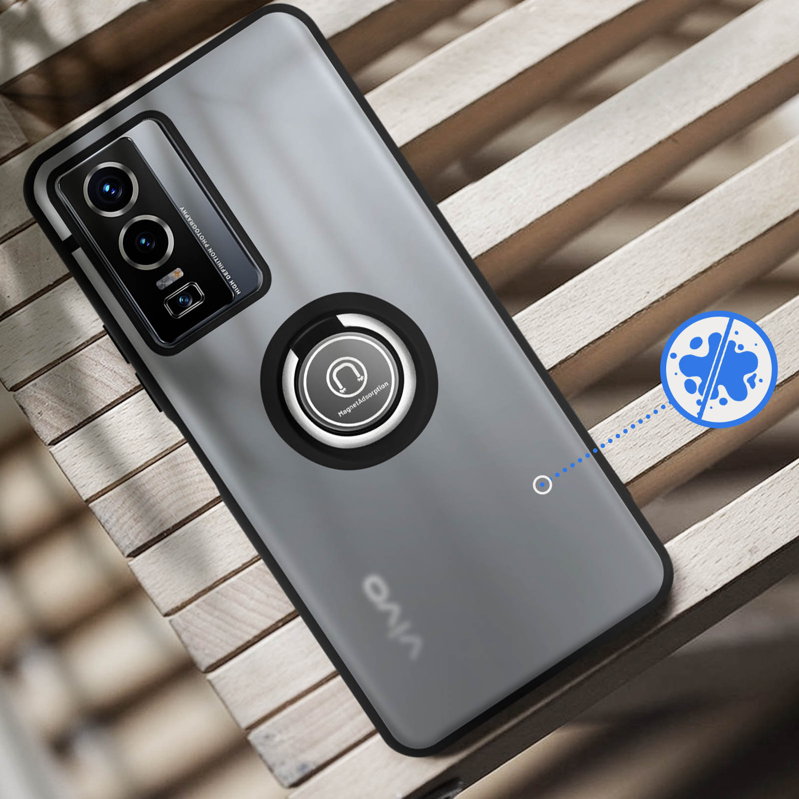 Custodia grigia per telefono con anello porta anello su superficie in legno. Fotocamere e logo visibili.