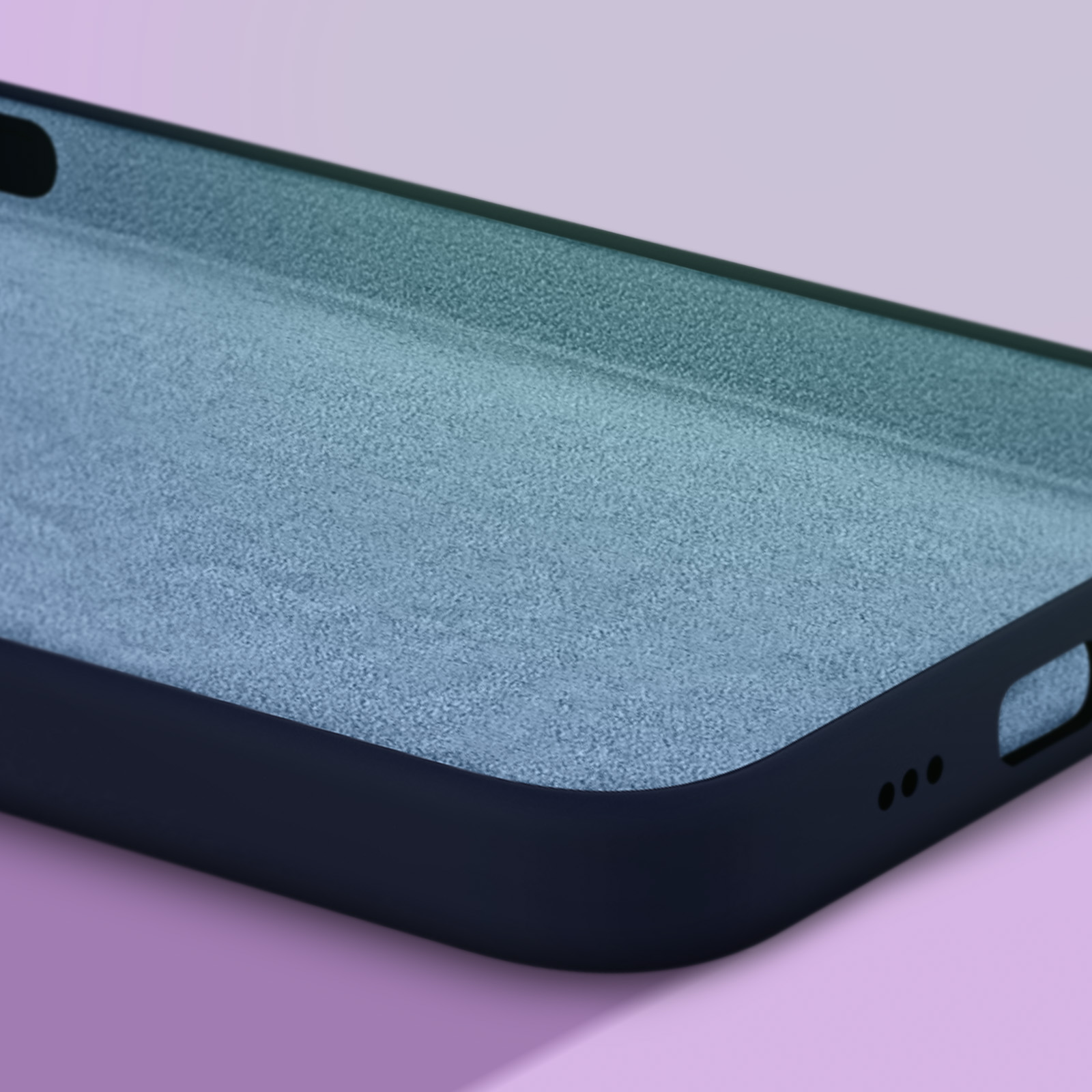 Close-up van de binnenkant van een donkerblauwe telefoonhoes met een lichtblauwe, gestructureerde oppervlakte.
