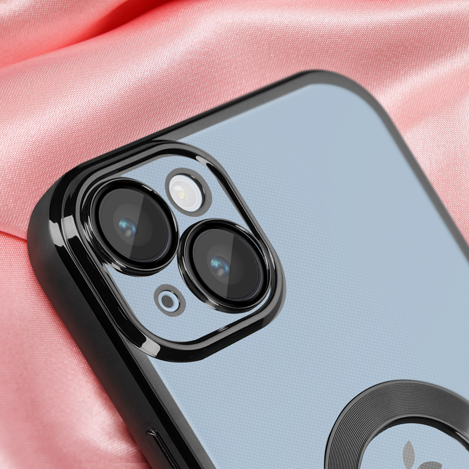 Uno smartphone con tre fotocamere su raso rosa.