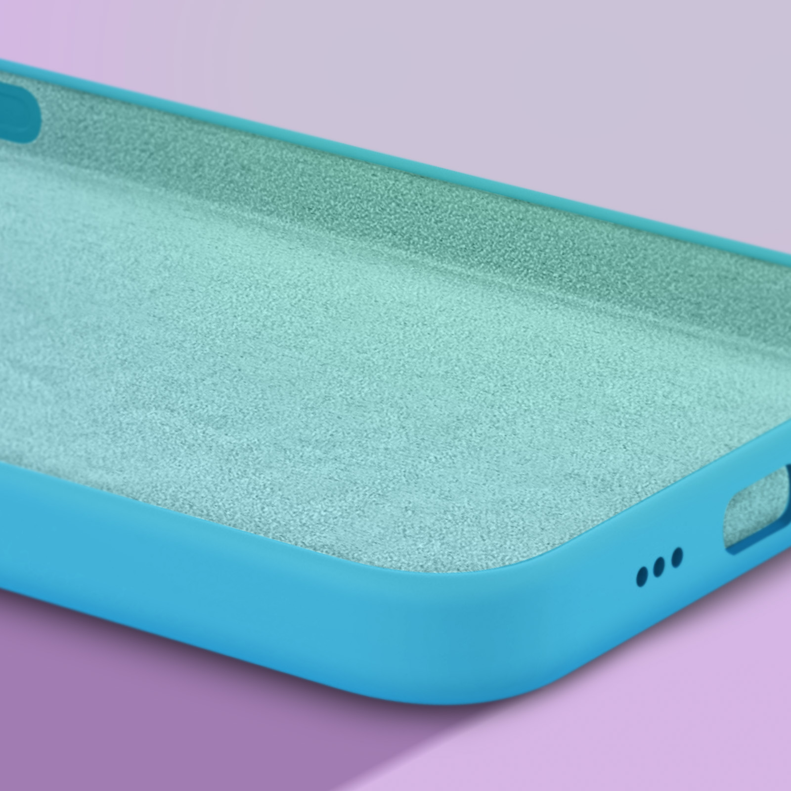 Een turquoise telefoonhoesje met zachte binnenkant rust op een paars oppervlak.