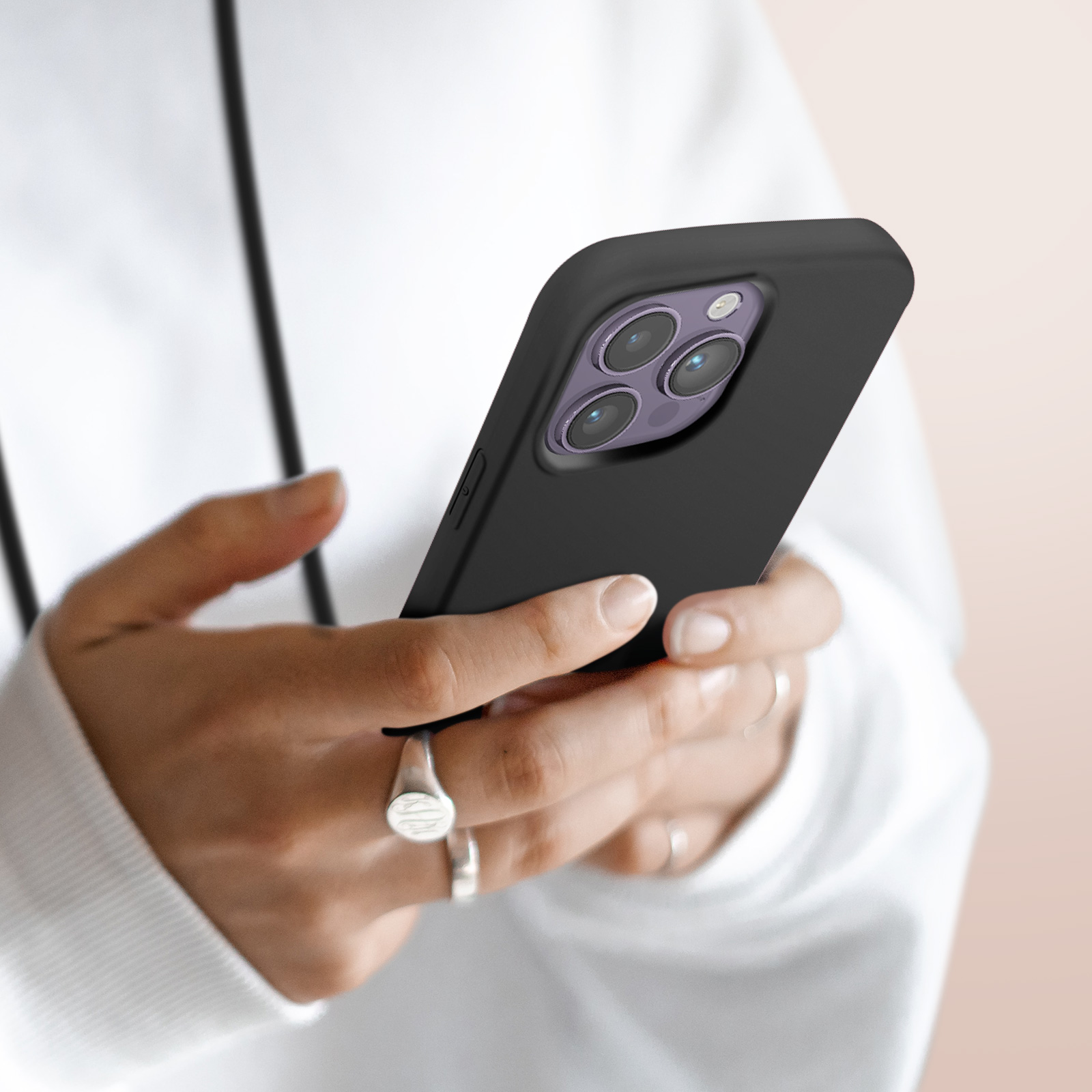 Una persona tiene uno smartphone nero con tre fotocamere.