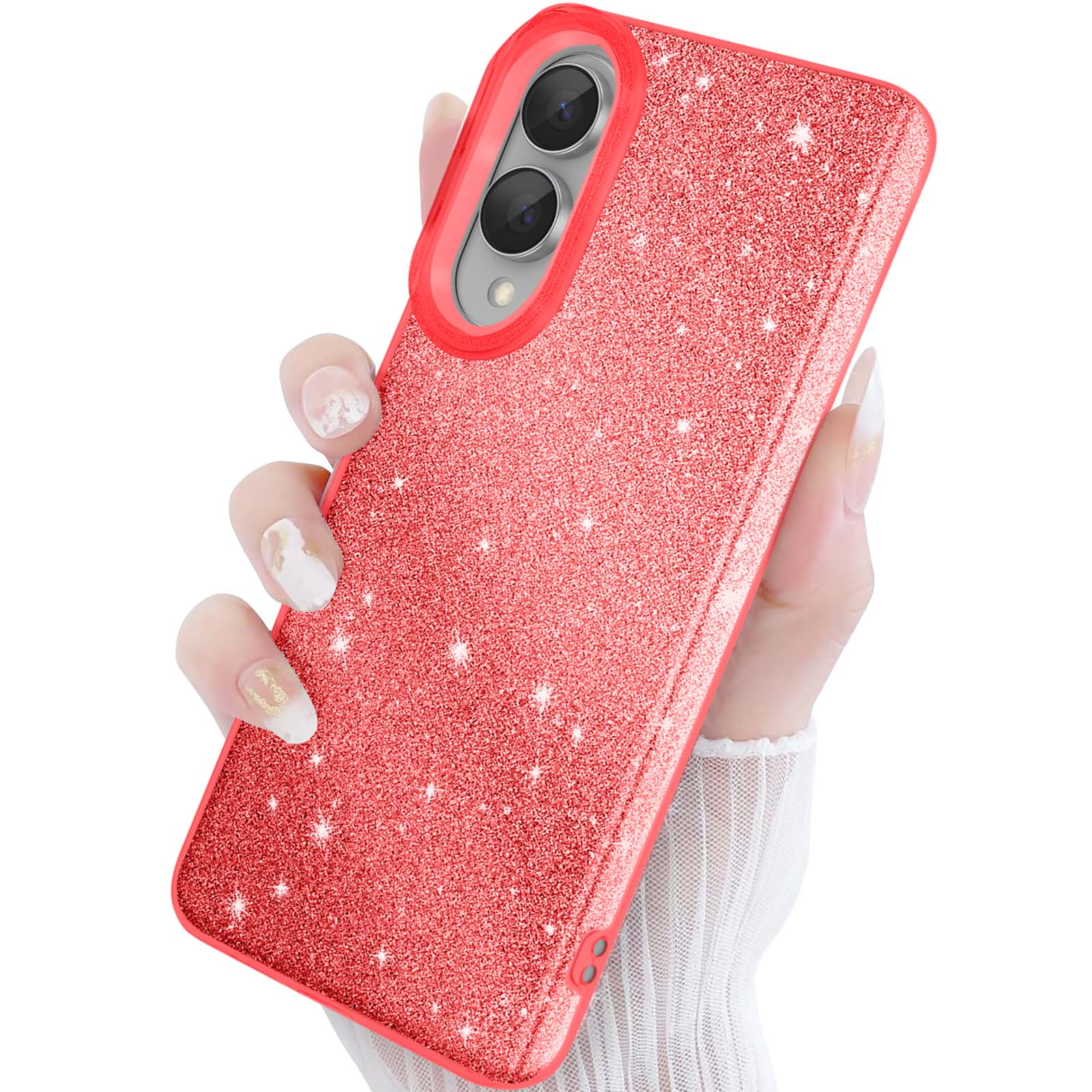 Een hand houdt een glinsterende rode telefoonhoes met twee camera's vast.