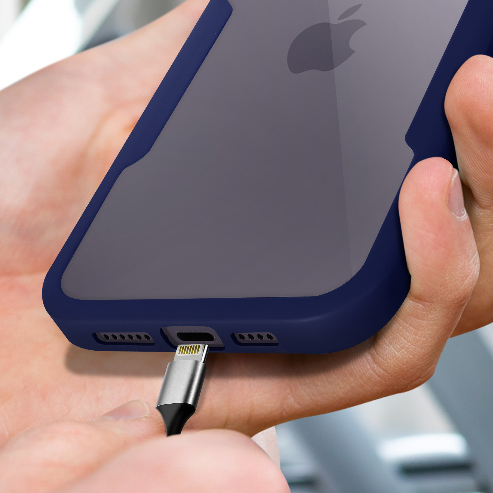 Een oplaadkabel wordt in een donkere iPhone gestoken.