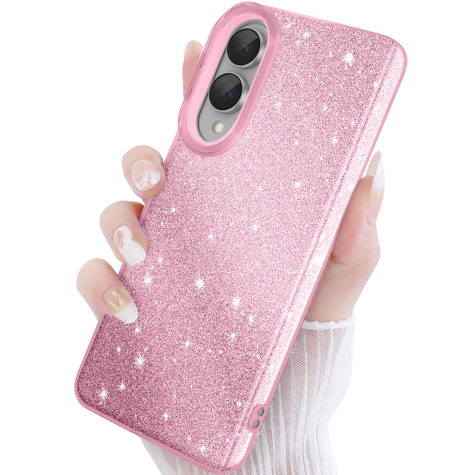Een hand houdt een sprankelende roze telefoonhoes vast met dubbele cameralens.