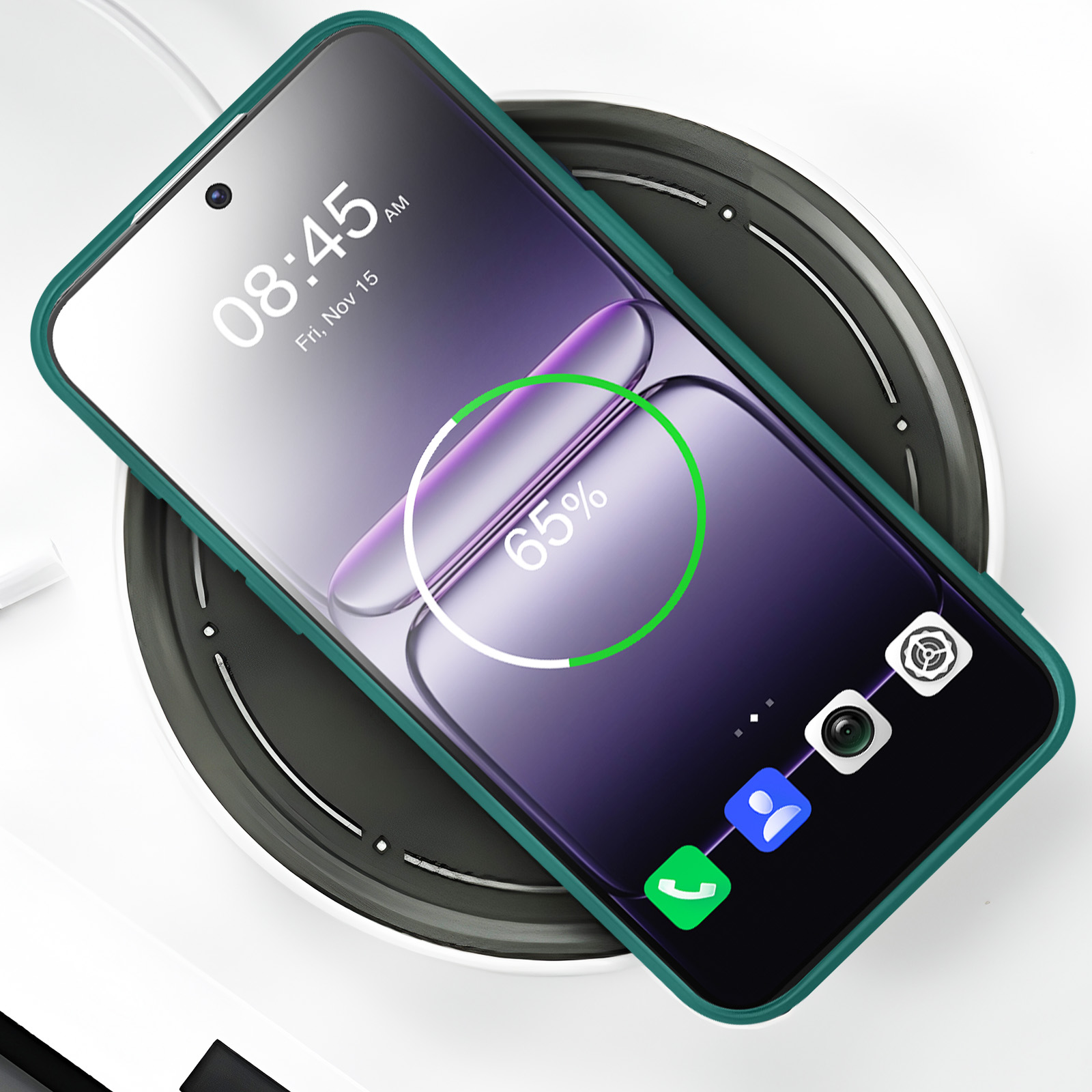 Een smartphone in een groene hoes ligt op een draadloze oplader en toont 65% batterij.