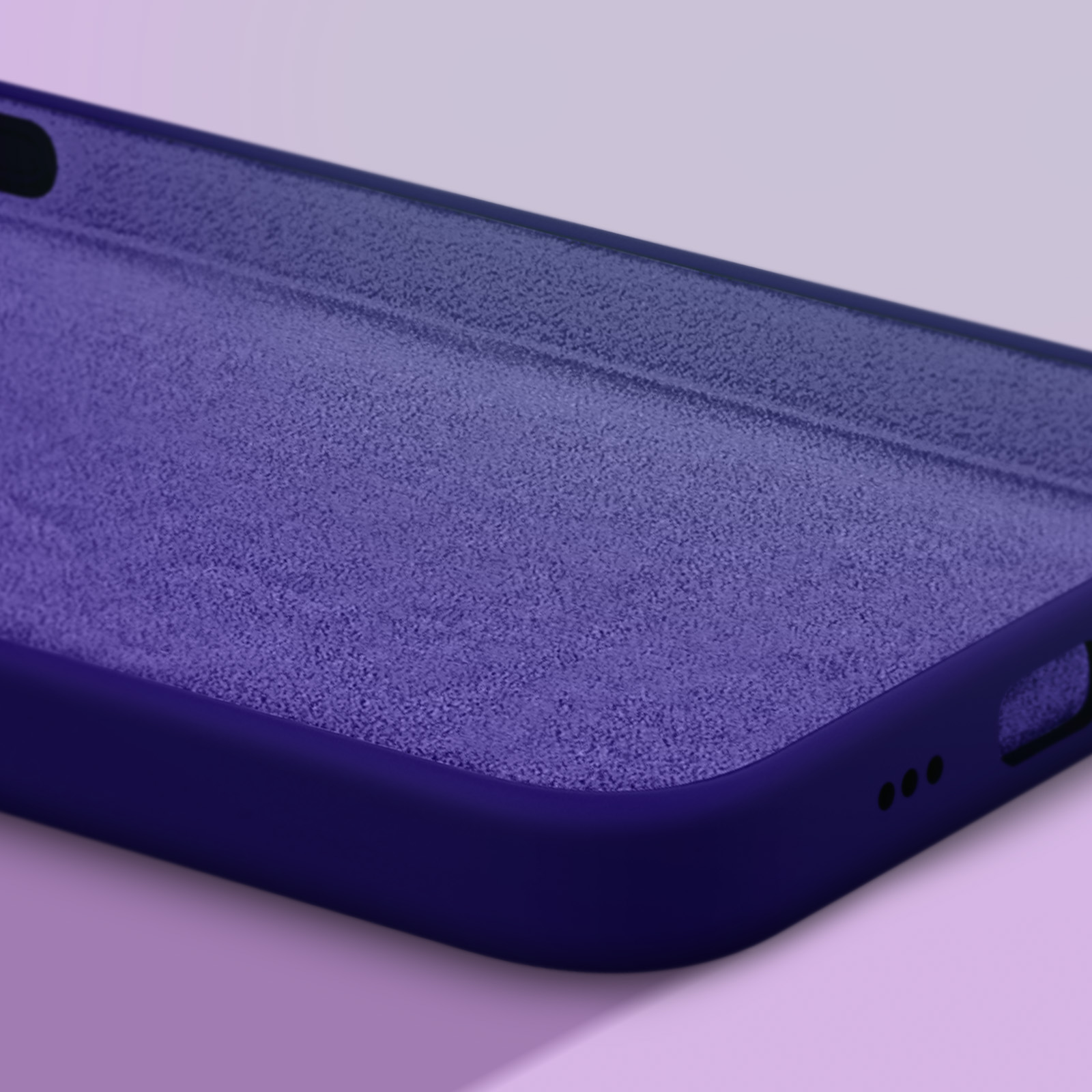 Une coque de téléphone violette avec intérieur velours et découpes.