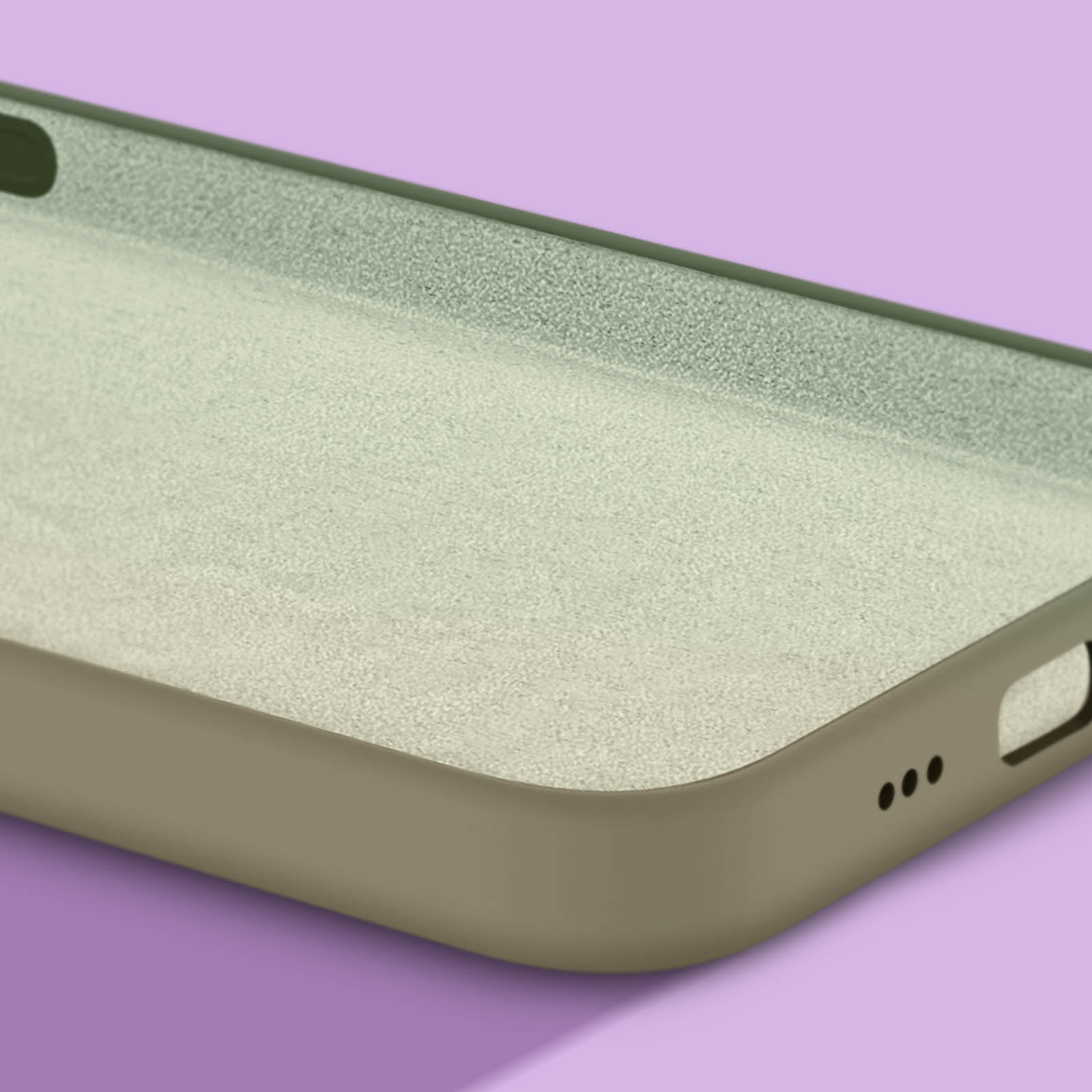 Binnenaanzicht van een olijfgroene telefoonhoes met fluweelachtige voering op paarse achtergrond.