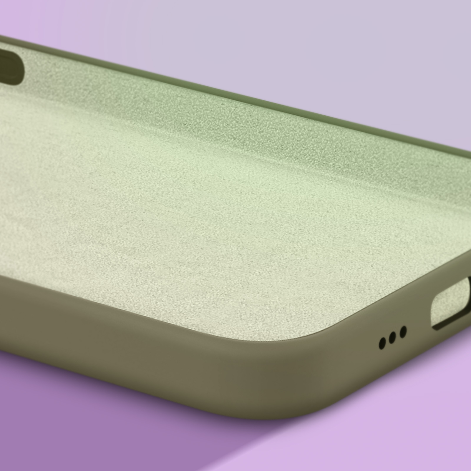 Une coque de téléphone vert olive avec intérieur doux et clair sur fond violet.