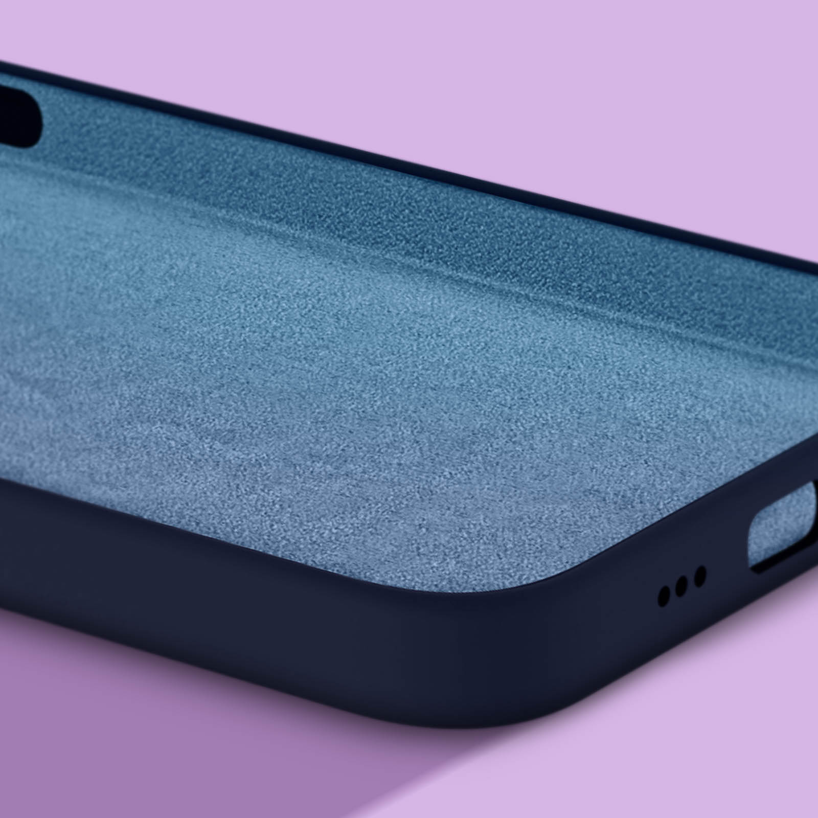 Donkerblauwe telefoonhoes met zachte blauwe binnenkant op paarse achtergrond.