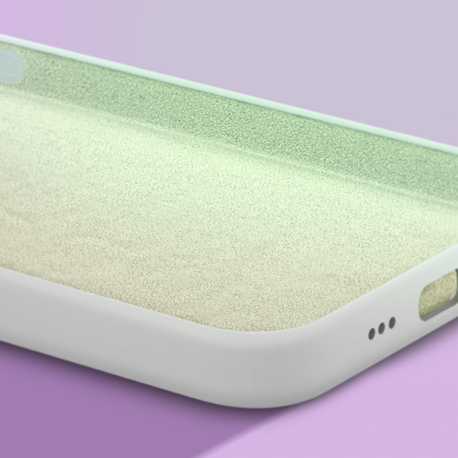 Een lichtgroene telefoonhoes met een getextureerde binnenkant op een paarse achtergrond.