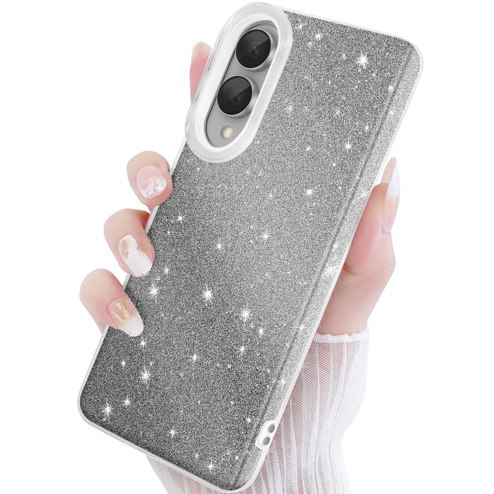 Main tenant une coque de téléphone argentée scintillante avec deux objectifs.