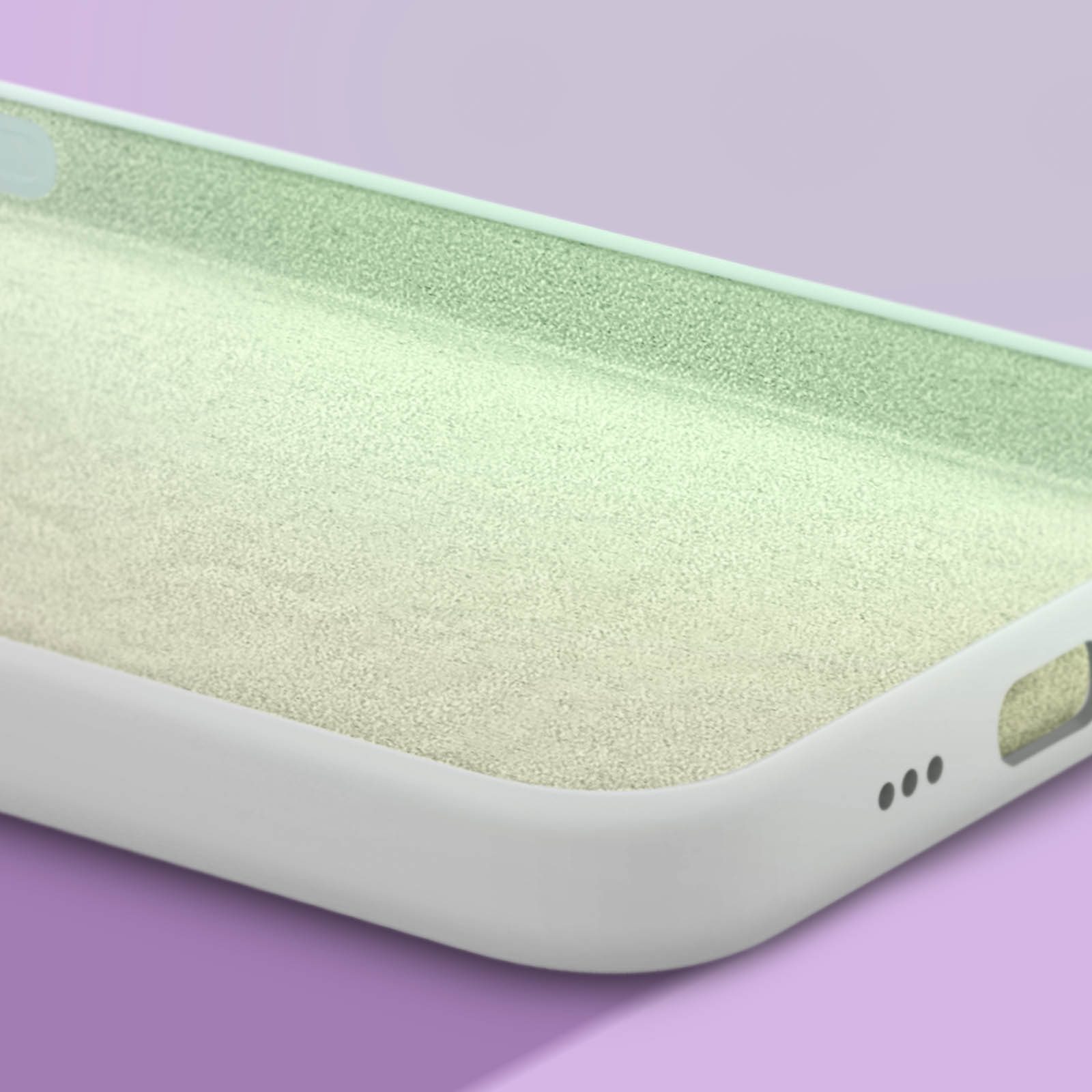 Een lichtgroene telefoonhoes met zachte binnenkant op paarse achtergrond.