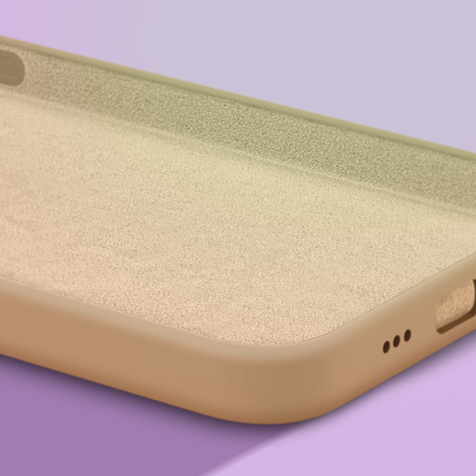 Een bruine telefoonhoes met zachte, beige voering op een paarse achtergrond.