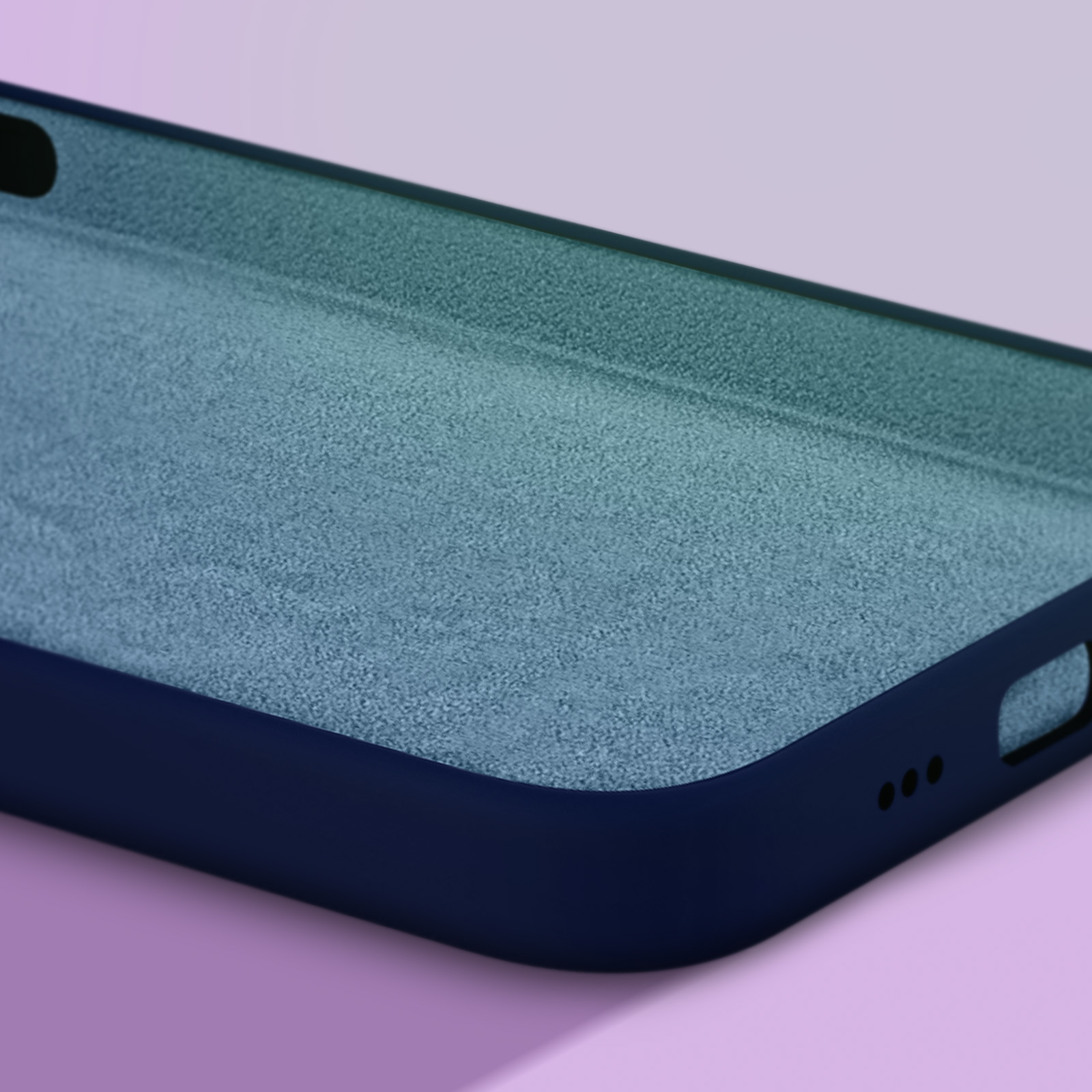 Een donkerblauwe telefoonhoes met een gevoerde binnenkant op een paarse achtergrond.