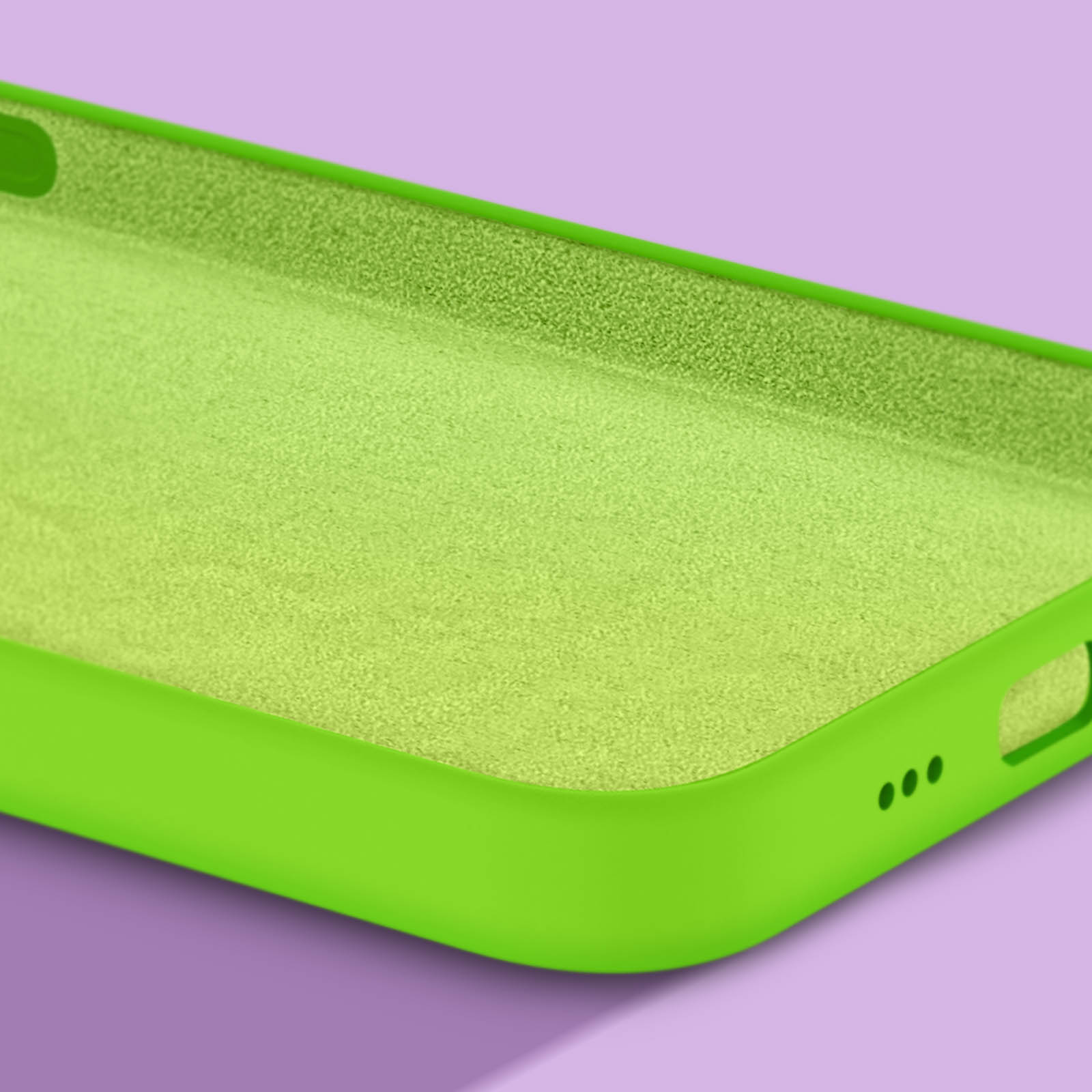 Une coque de téléphone vert néon à intérieur velouté sur fond violet.