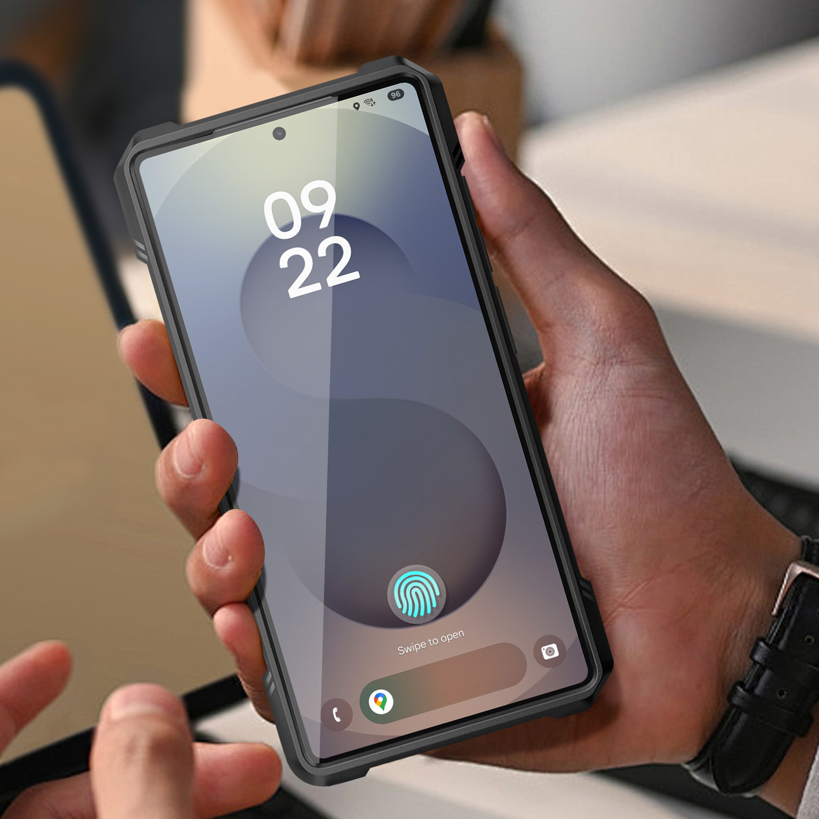 Una mano tiene uno smartphone con schermata di blocco che mostra 09 22.