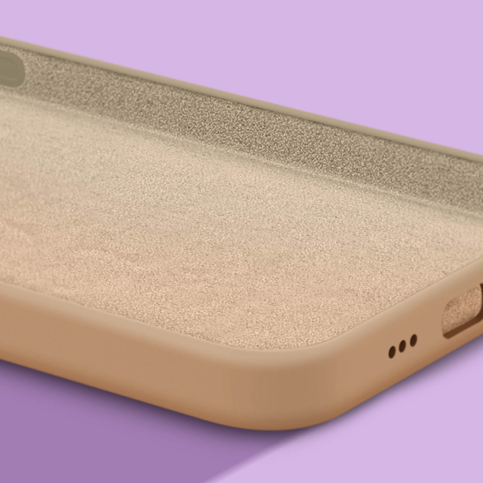 Une coque de téléphone beige à intérieur velouté sur fond violet.