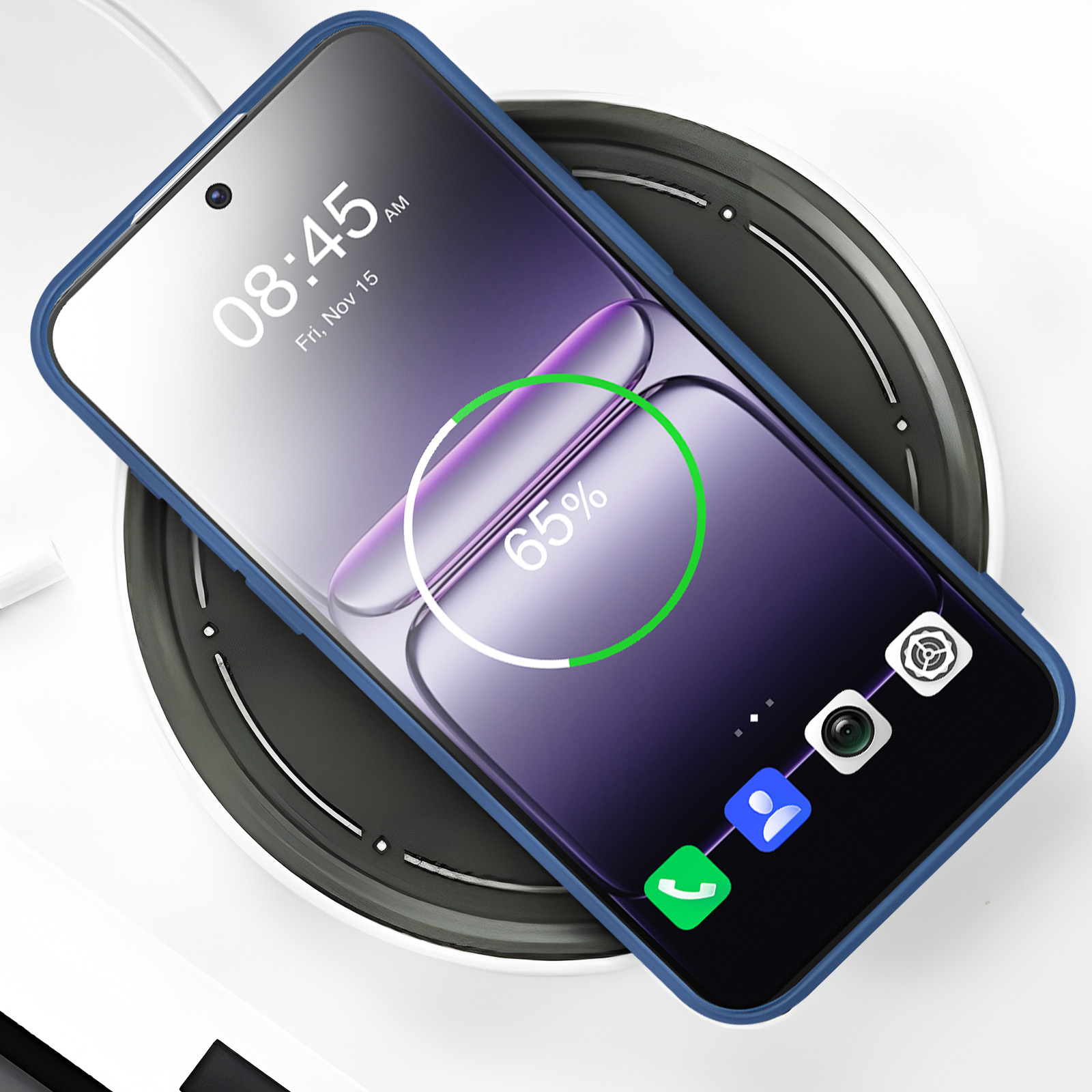 Een smartphone met blauwe rand, 65% lading, ligt op een oplaadstation.
