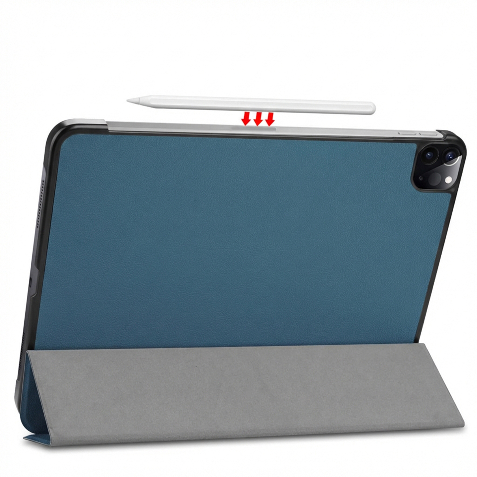 Un iPad con custodia blu e stilo. Su sfondo bianco.