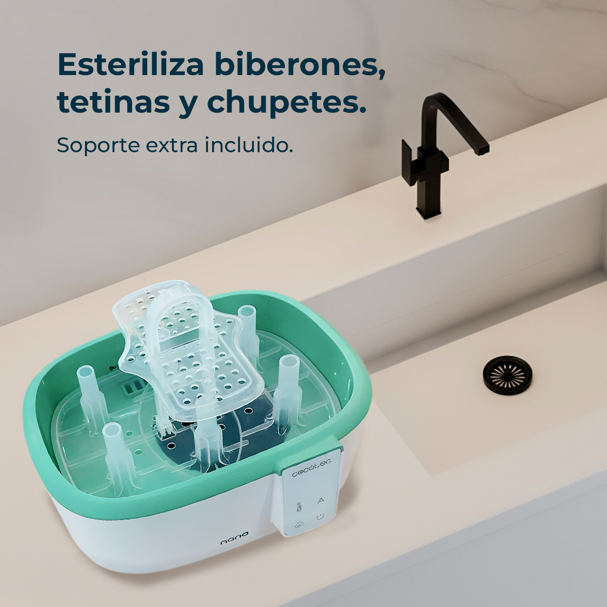 Ein weißer und mintgrüner Babyflaschensterilisator mit Deckel steht auf einer Arbeitsplatte neben einer Spüle mit schwarzem Wasserhahn.