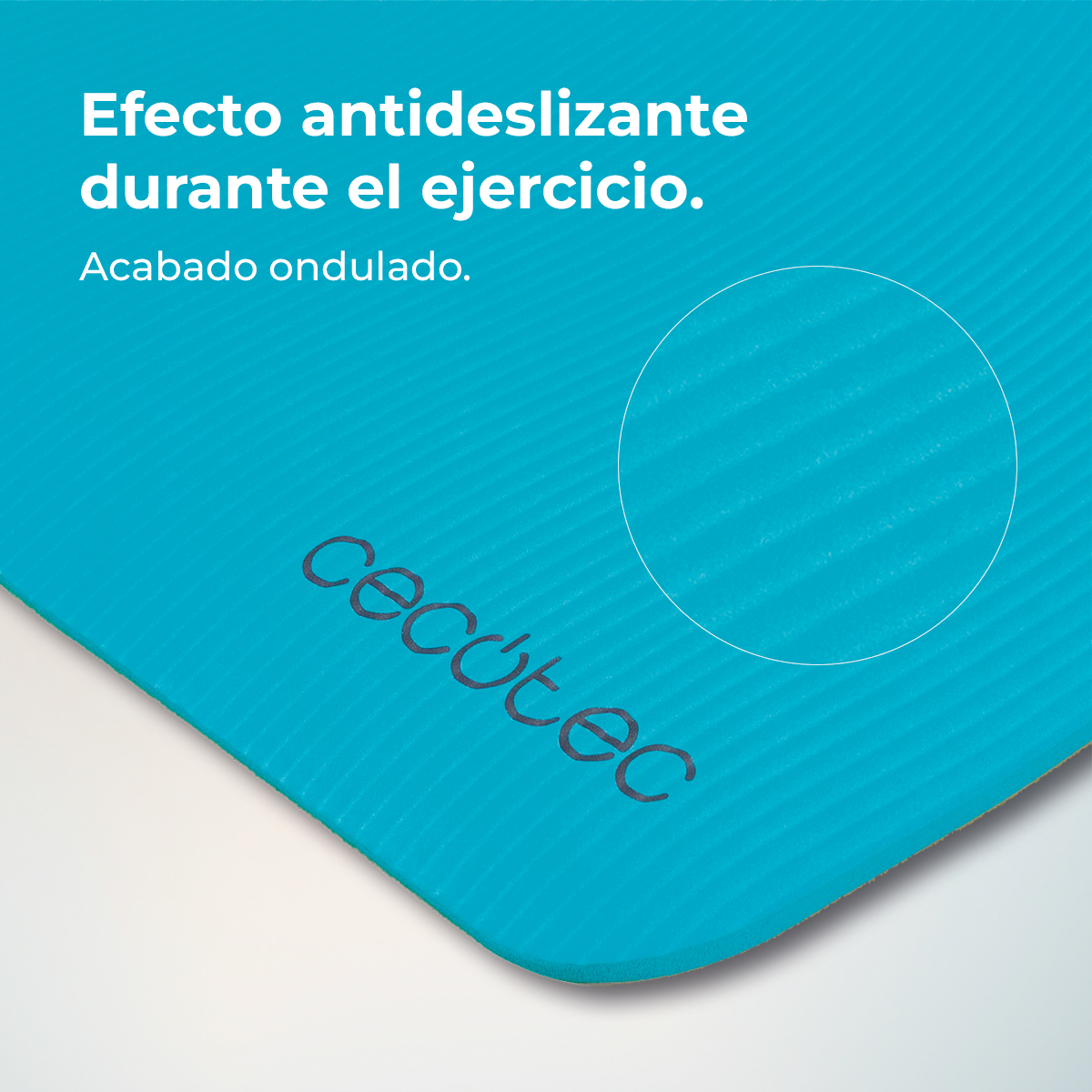 Tappetino blu con scanalature e logo 'Cecotec'. Antiscivolo per esercizi.