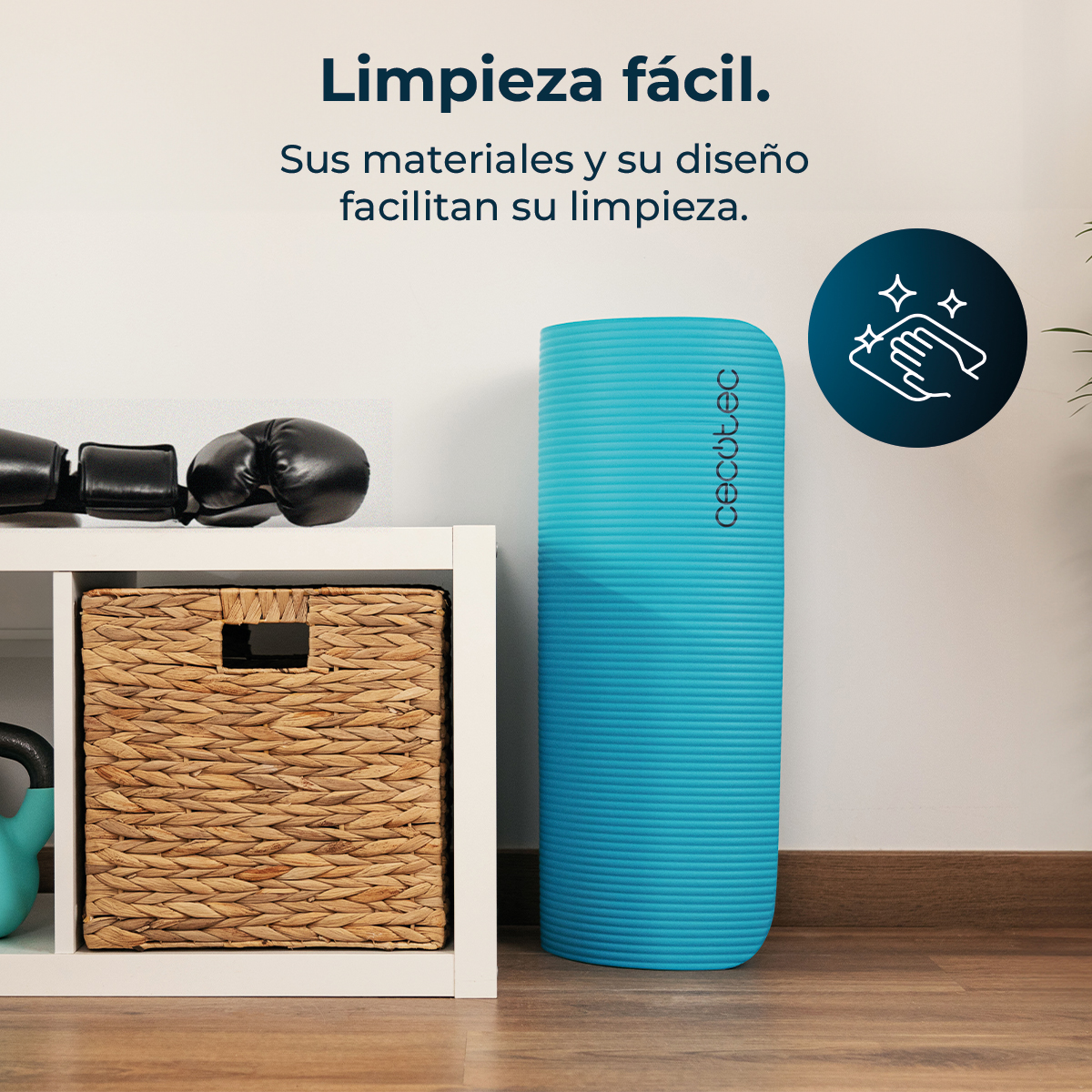 Tappetino fitness blu accanto a scaffale bianco con guantoni da boxe e cesto.