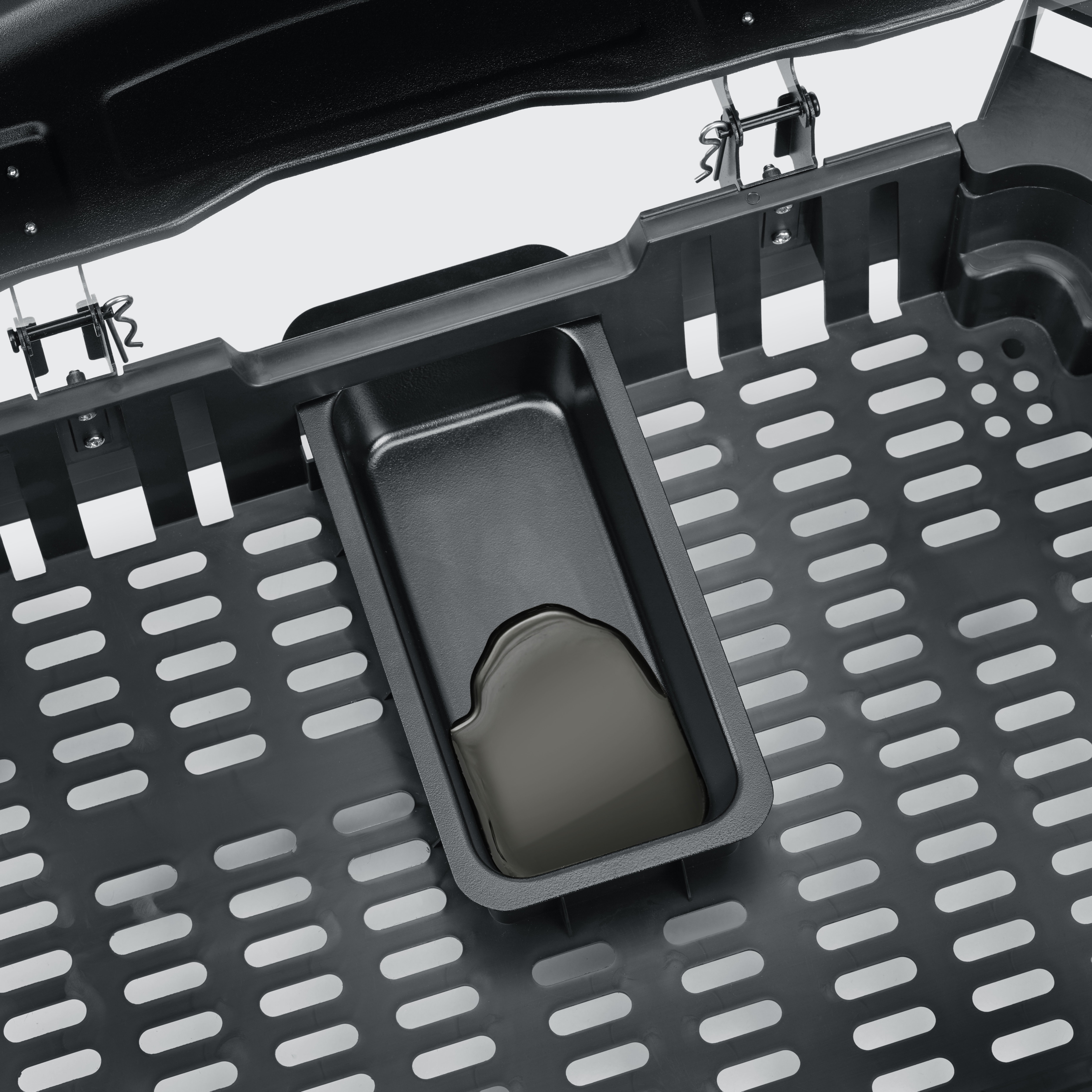 Caja de plástico negra con un compartimento rectangular que contiene un líquido oscuro.