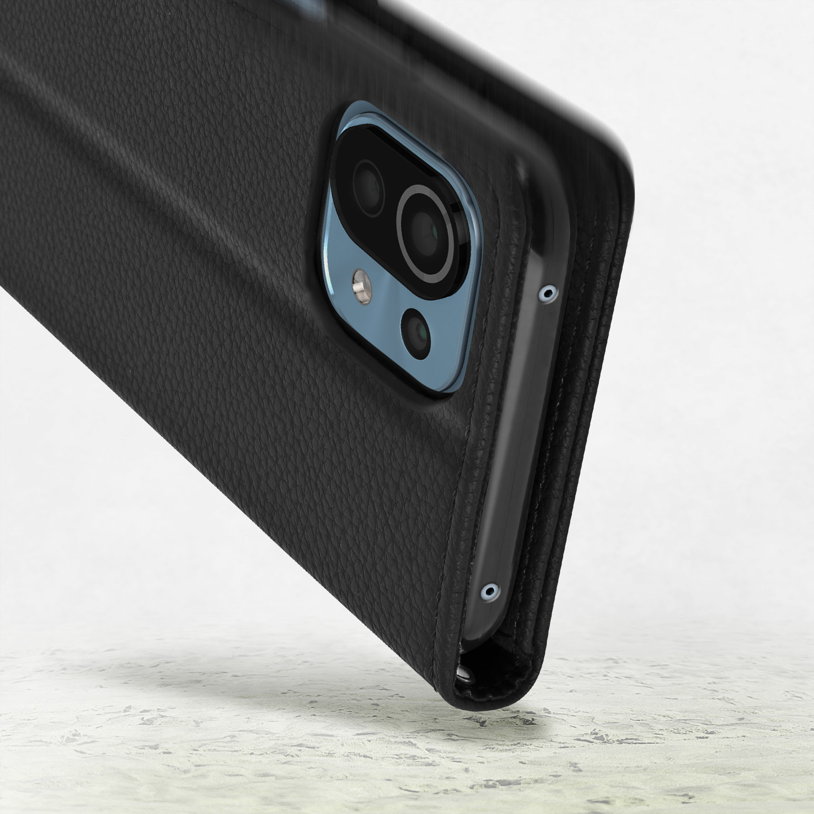 Custodia per telefono in pelle nera con modulo fotocamera e accento argento.
