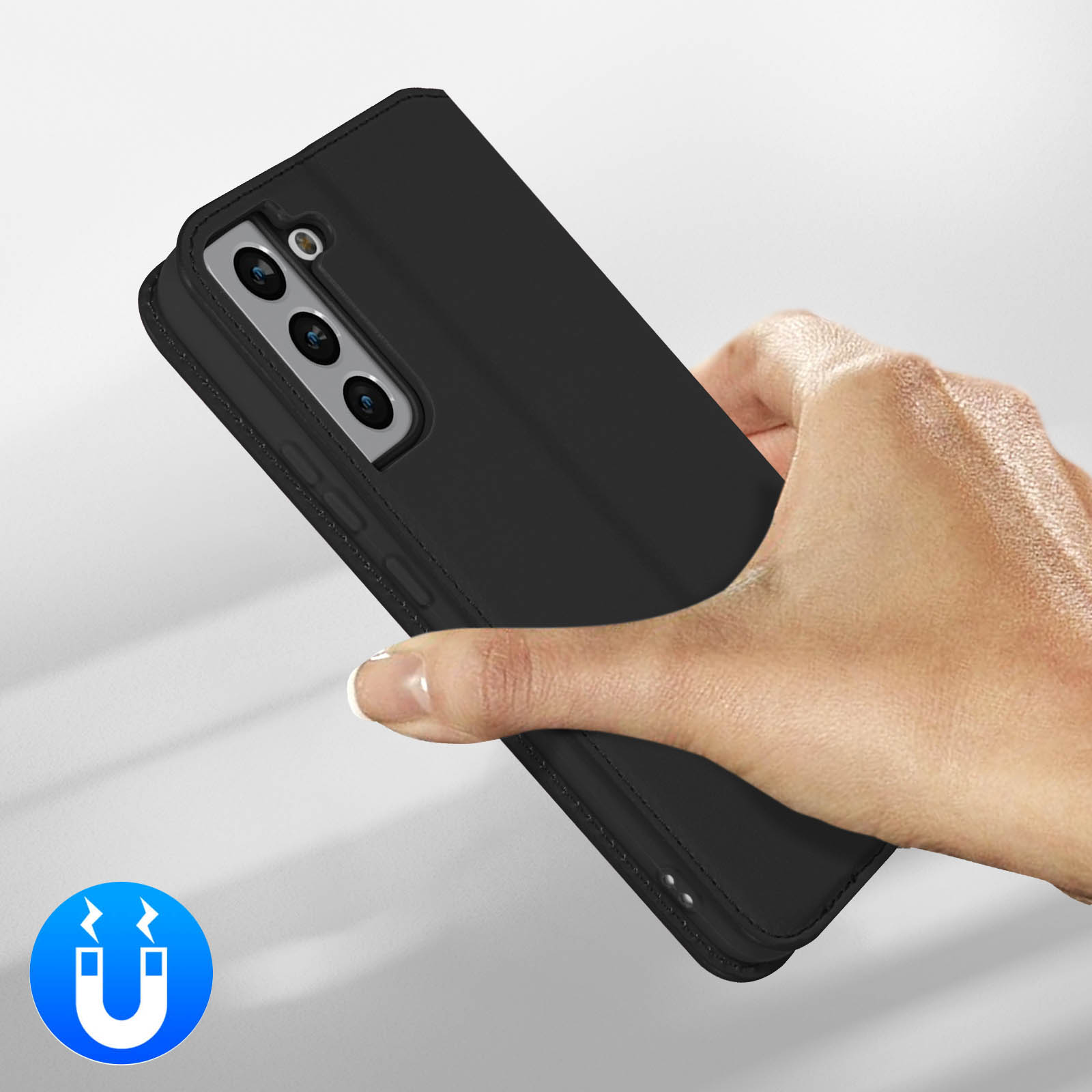 Une main tient un étui de téléphone noir à trois caméras. Icône d'aimant bleue.