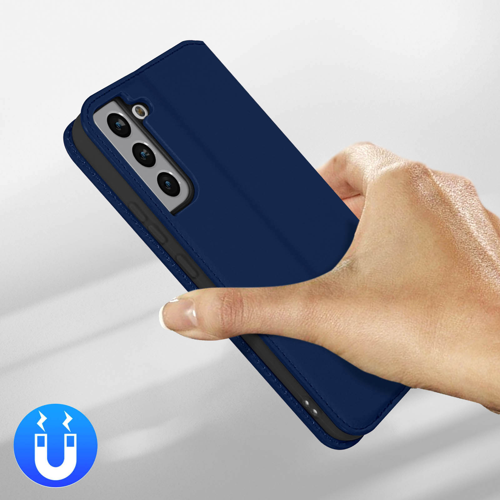 Une main tient un téléphone bleu avec trois caméras et une icône aimant.